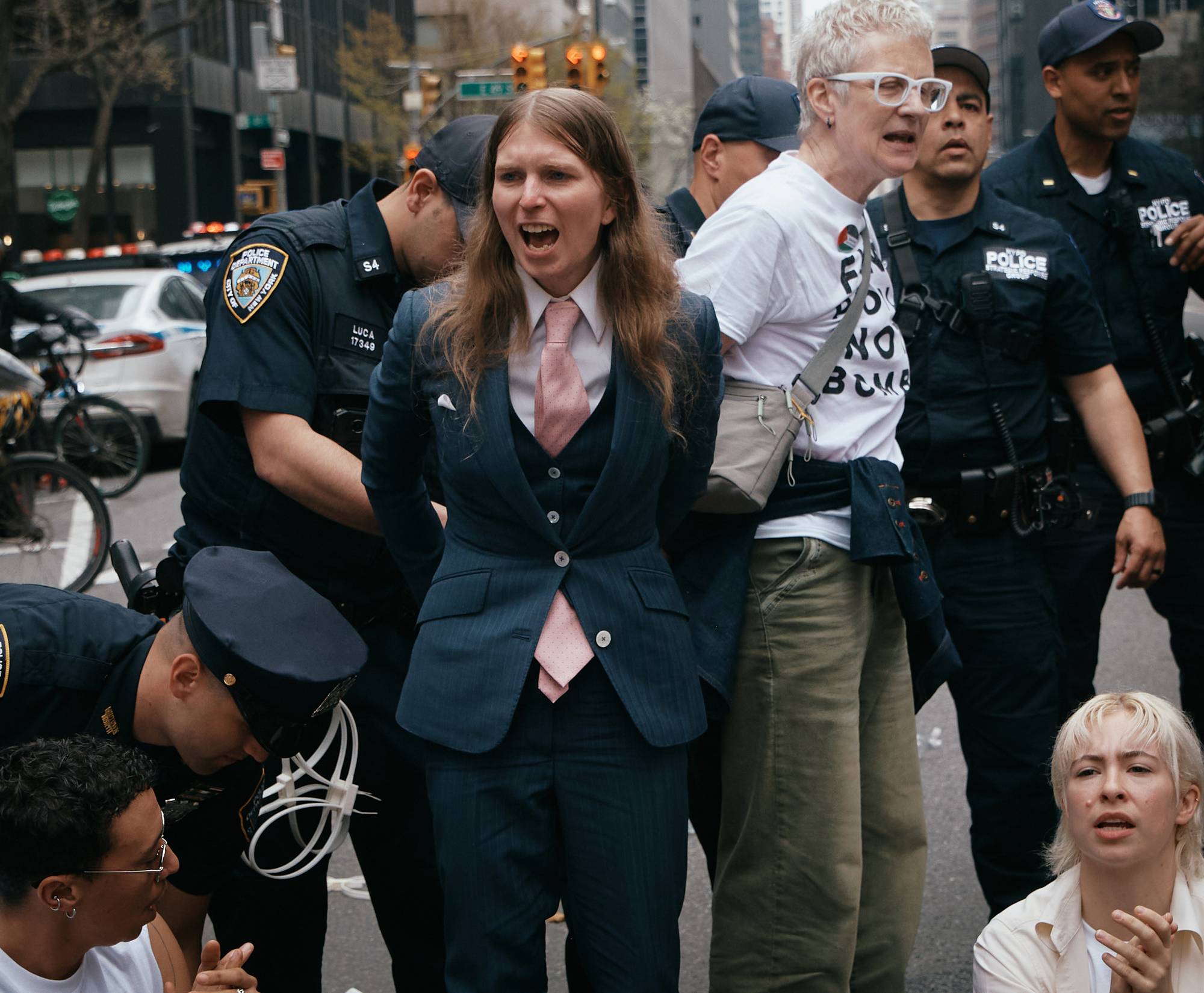 Chelsea Manning er tidligere amerikansk soldat. Hun ble dømt for å ha lekket dokumenter som viste amerikanske krigsforbrytelser i Irak til Wikileaks. Her demonstrerer hun mot USA og Israels krig i Iran den 13. april. 