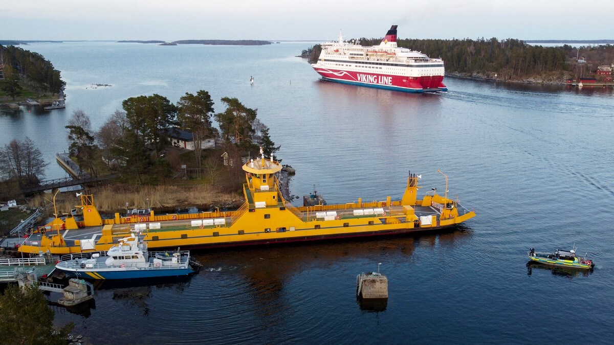 To døde etter at bil hamna i sjøen utanfor Stockholm