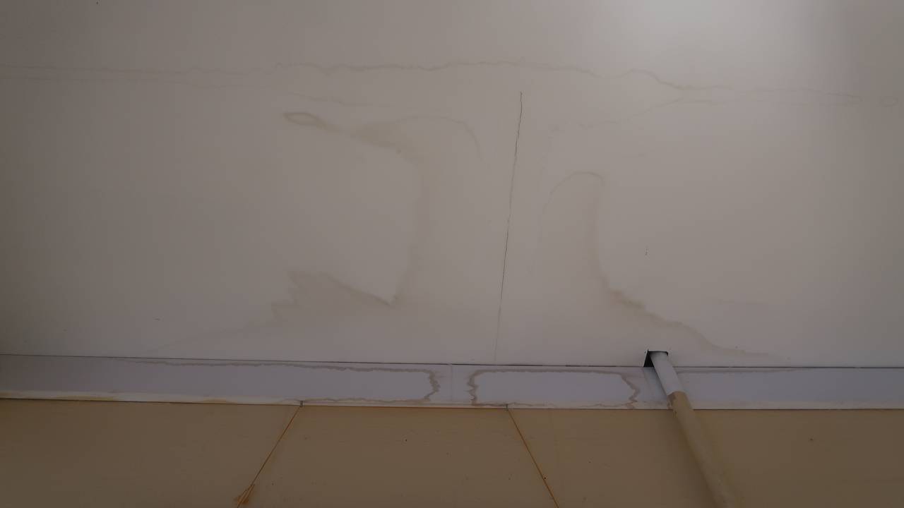 En vegg på Haraldsvang ungdomsskole har tydelige, lysebrune flekker etter en lekkasje av kloakk