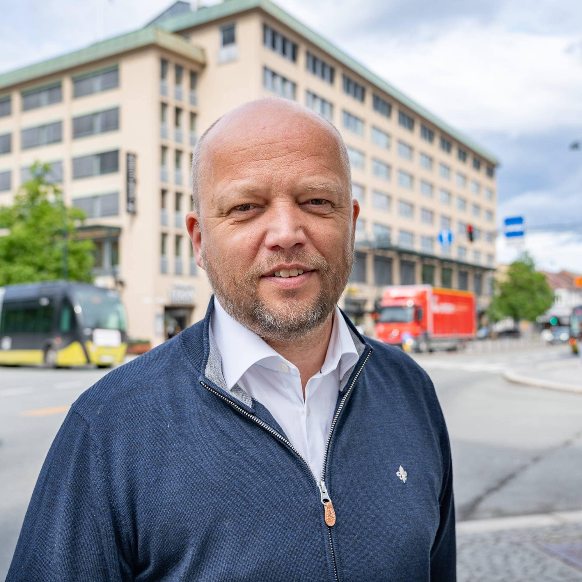 Trygve Slagsvold Vedum, partileder i Senterpartiet, står i Prinsenkrysset i Trondheim.