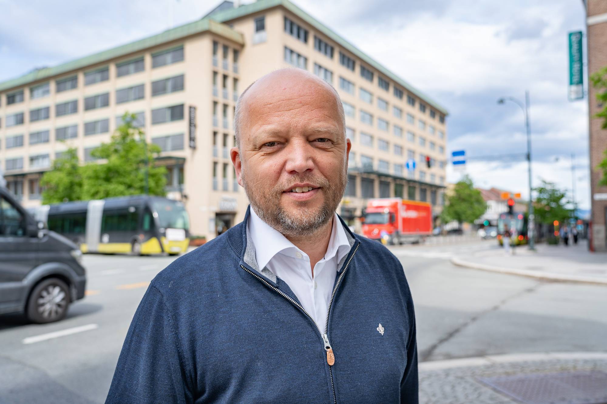 Trygve Slagsvold Vedum, partileder i Senterpartiet, står i Prinsenkrysset i Trondheim.