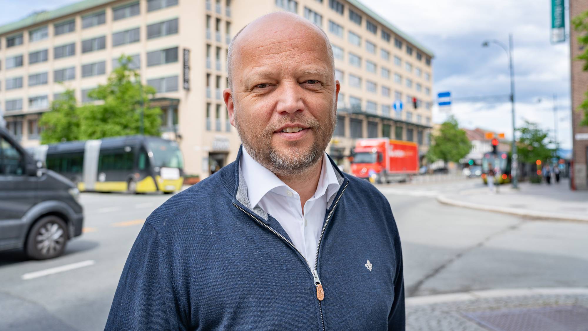 Trygve Slagsvold Vedum, partileder i Senterpartiet, står i Prinsenkrysset i Trondheim.