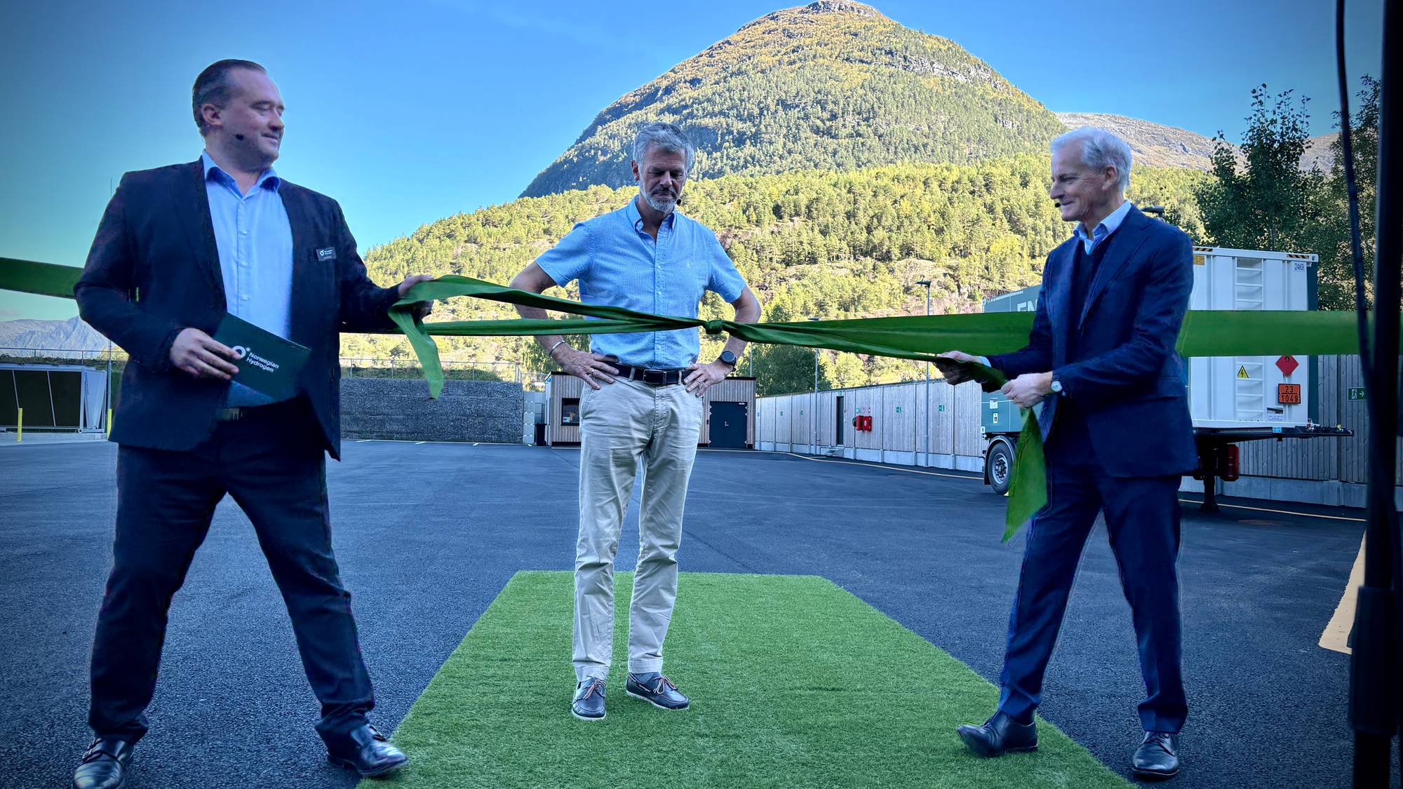 tatsminister Jonas Gahr Støre (Ap) deltok på den offisielle opninga av det nye produksjonsanlegget for hydrogen på Hellesylt i Stranda i dag.