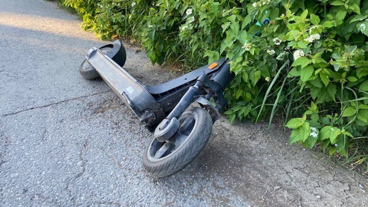 Elsparkesykkel forlatt ved busk.
