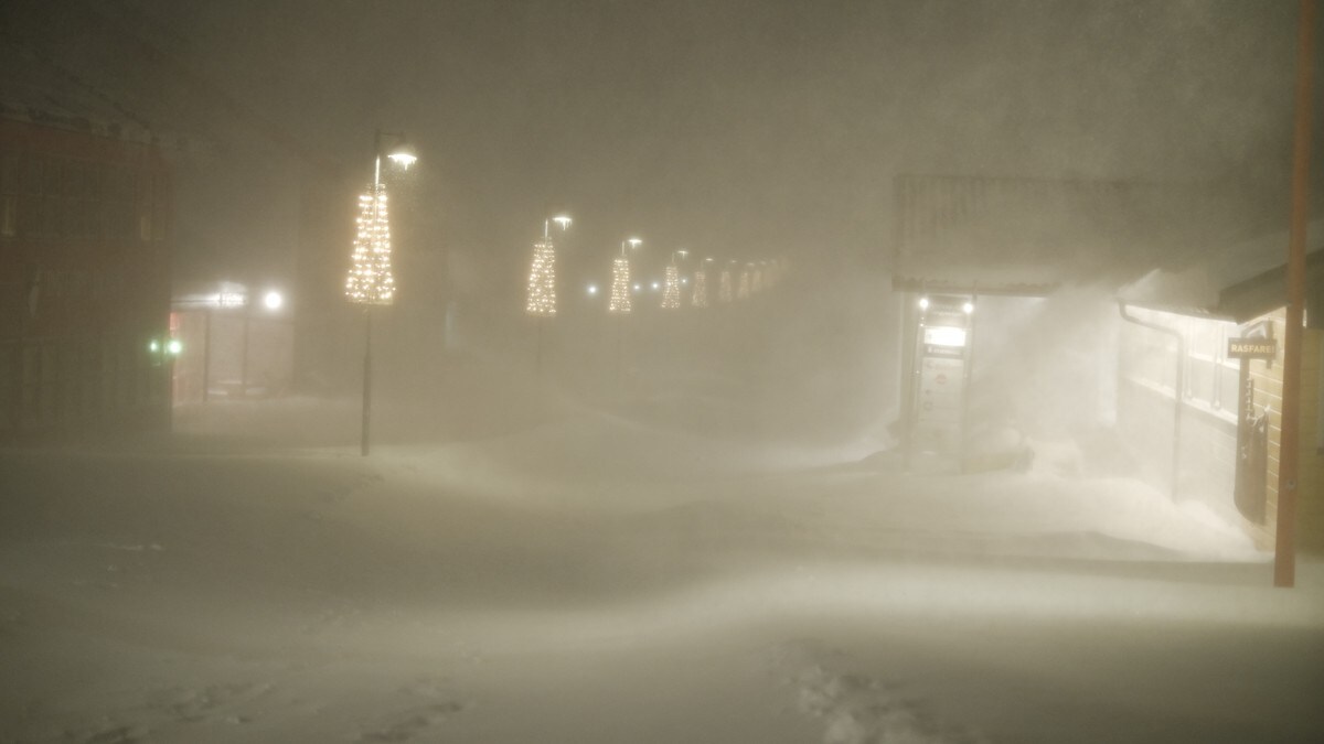 Øker evakueringen og ferdselsforbudet i Longyearbyen