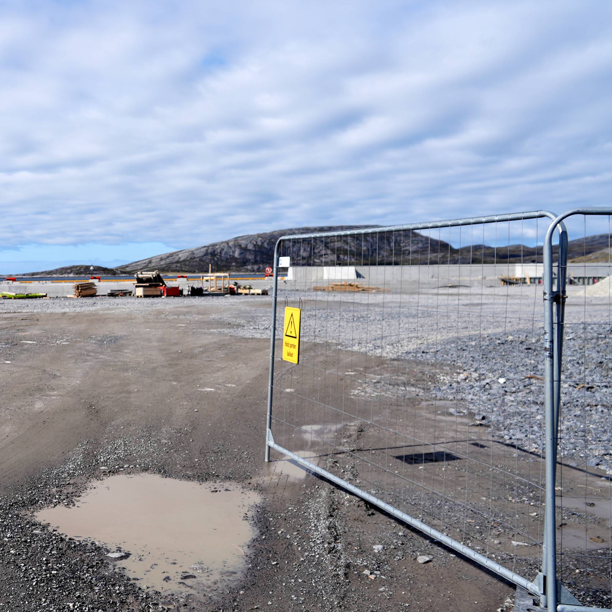 På Langstranda i Bodø skal Green H bygge en fabrikk til 1,2 milliarder kroner. Bildet er tatt 12. mai 2026, fabrikken skal etter planen stå ferdig i slutten av av 2026, når de nye hydrogenfergene skal fylle hydrogen her. Så langt er det ikke bygd verken vegger eller tak. 