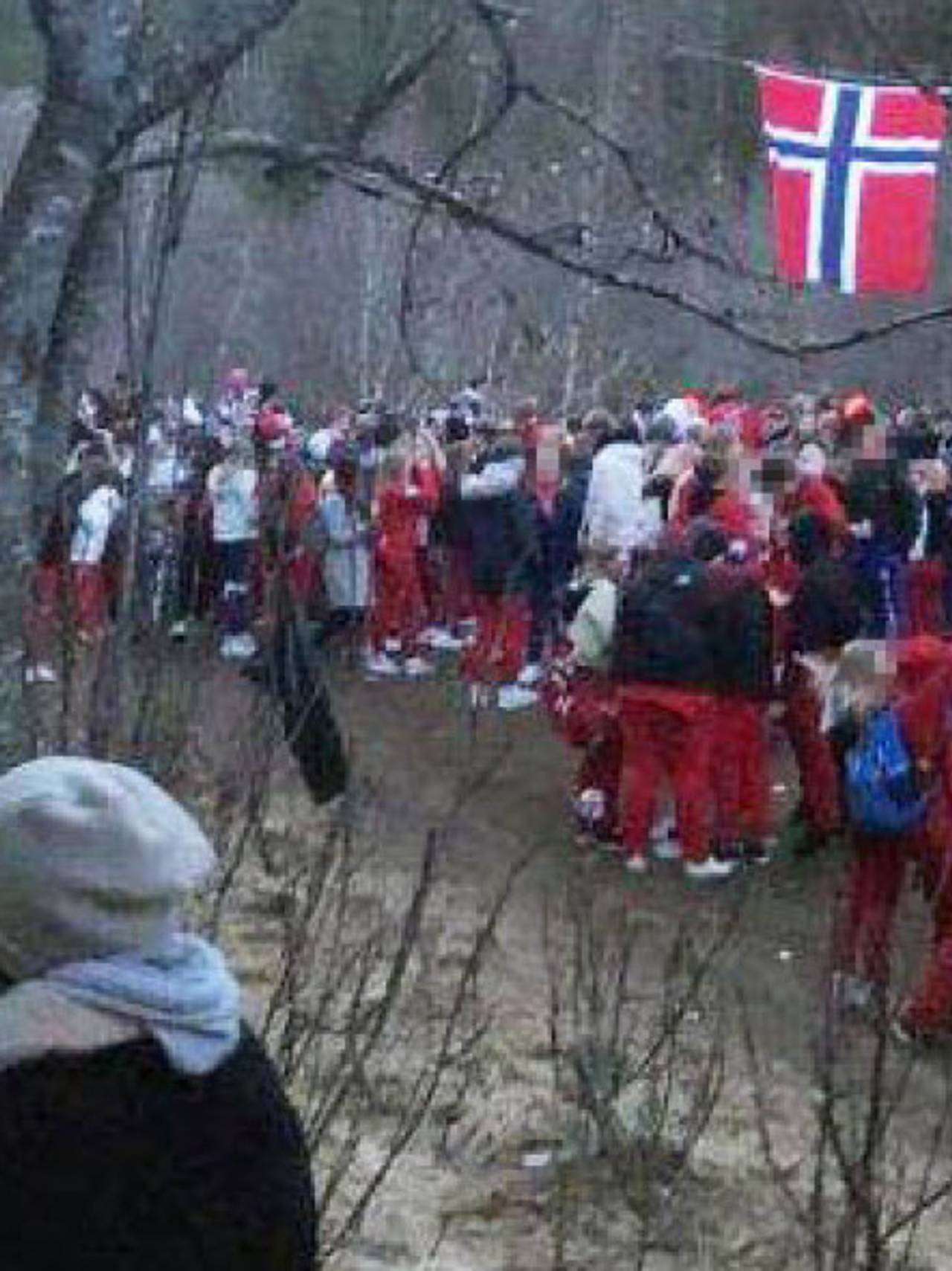 Stor ansamling av russ ved Maskinisten i Bodø natt til 17.mai