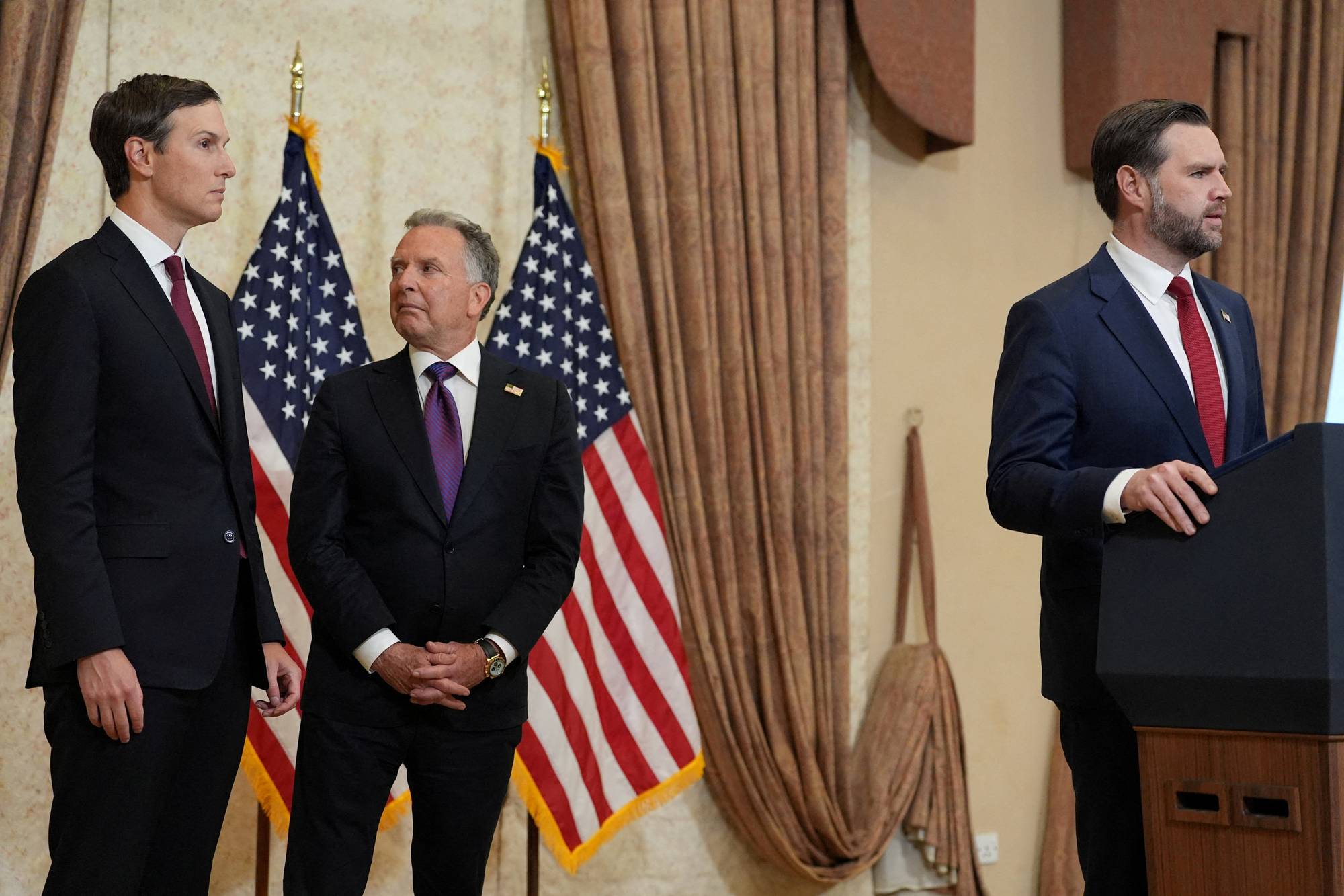 J.D. Vance holder pressekonferanse. Steve Witkoff og Jared Kushner står i bakgrunnen. 
