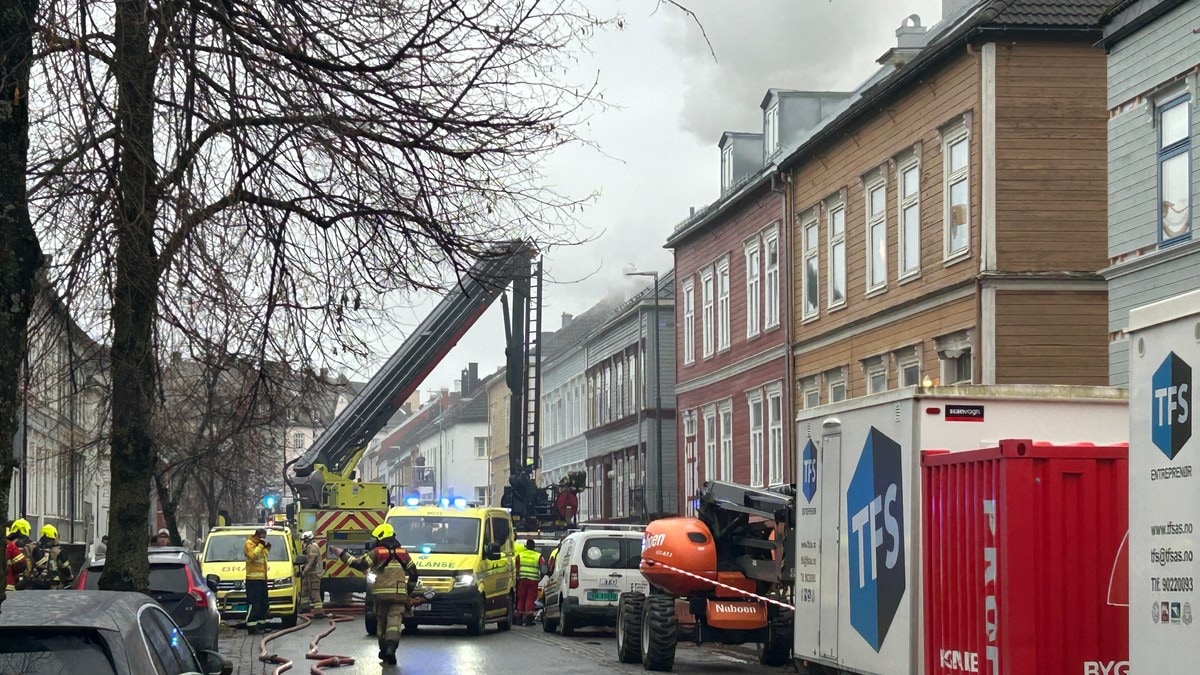 Brann i trehus i Trondheim – ein person til sjukehus