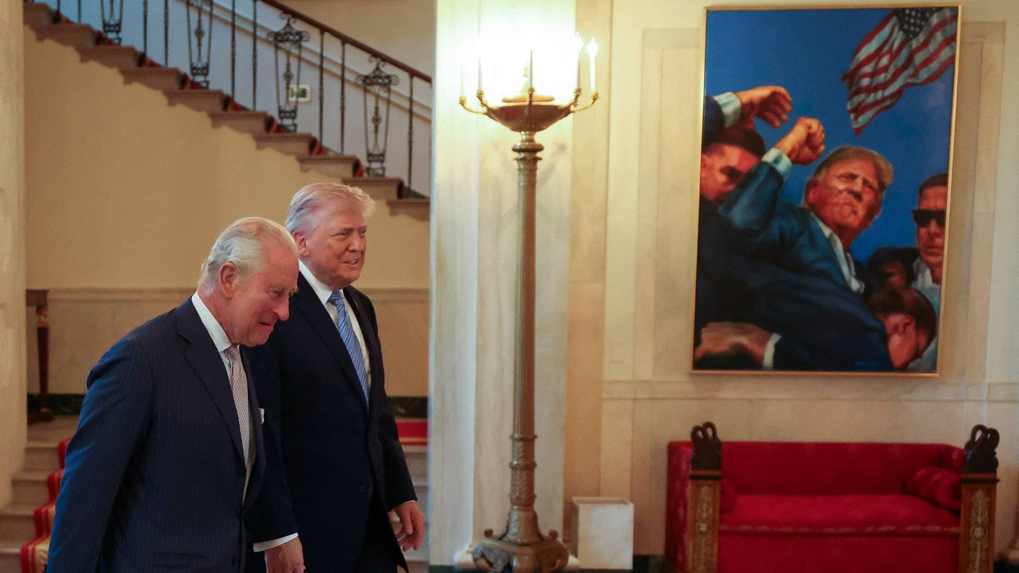 Kong Charles III og Donald Trump går side om side innendørs. På veggen henger et maleri av Donald Trump med et amerikansk flagg. (Bildebeskrivelsen er laget av en KI-tjeneste)