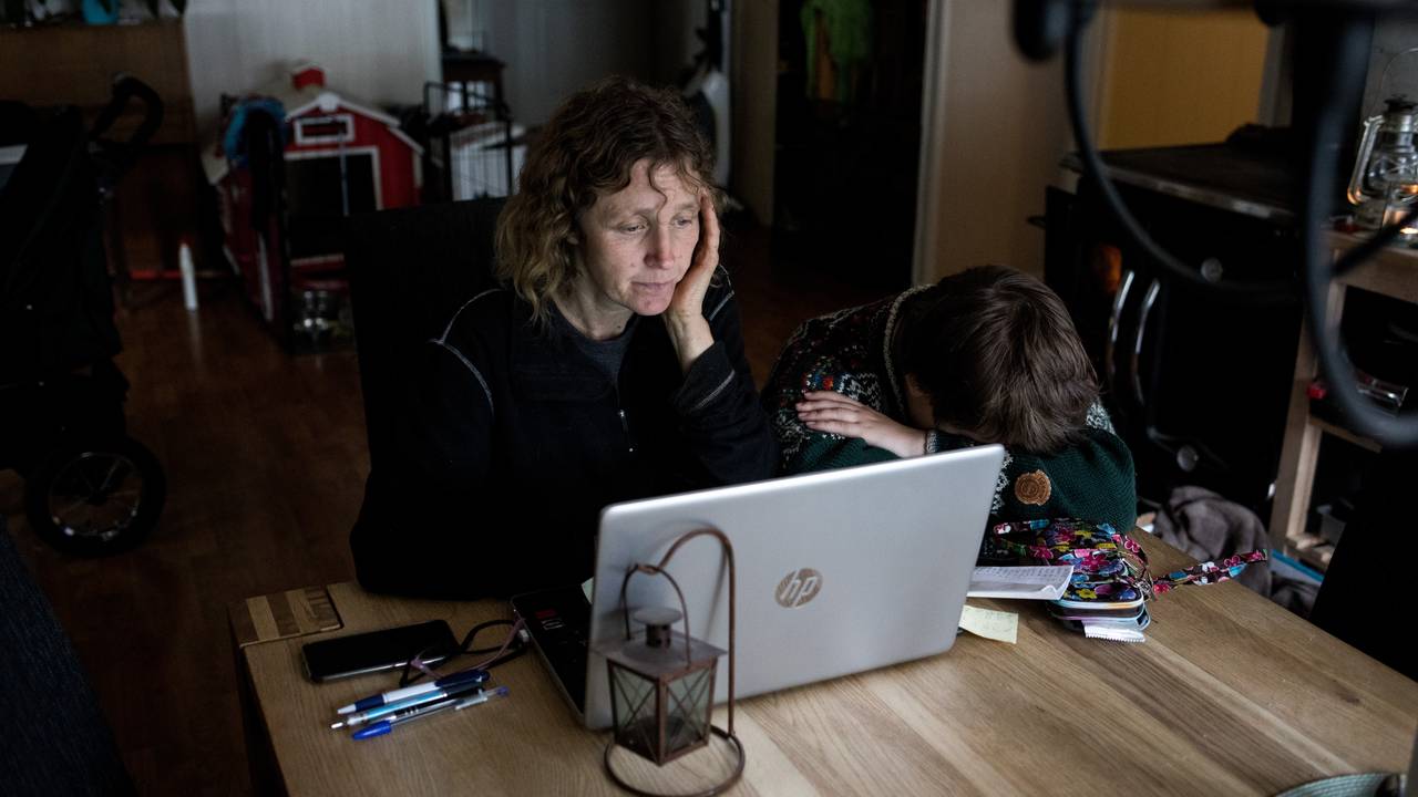 Linda foran laptopen
