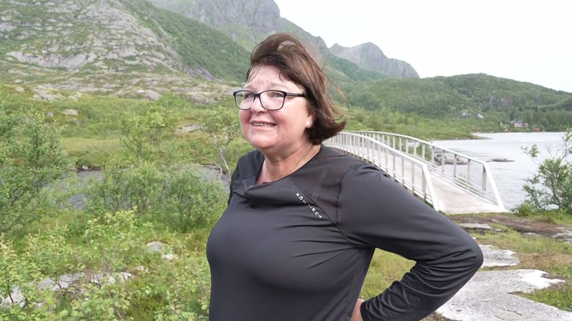 Marit Olsen er ute å ser på deler av trassene årets Lofoten Skyrace brukte 