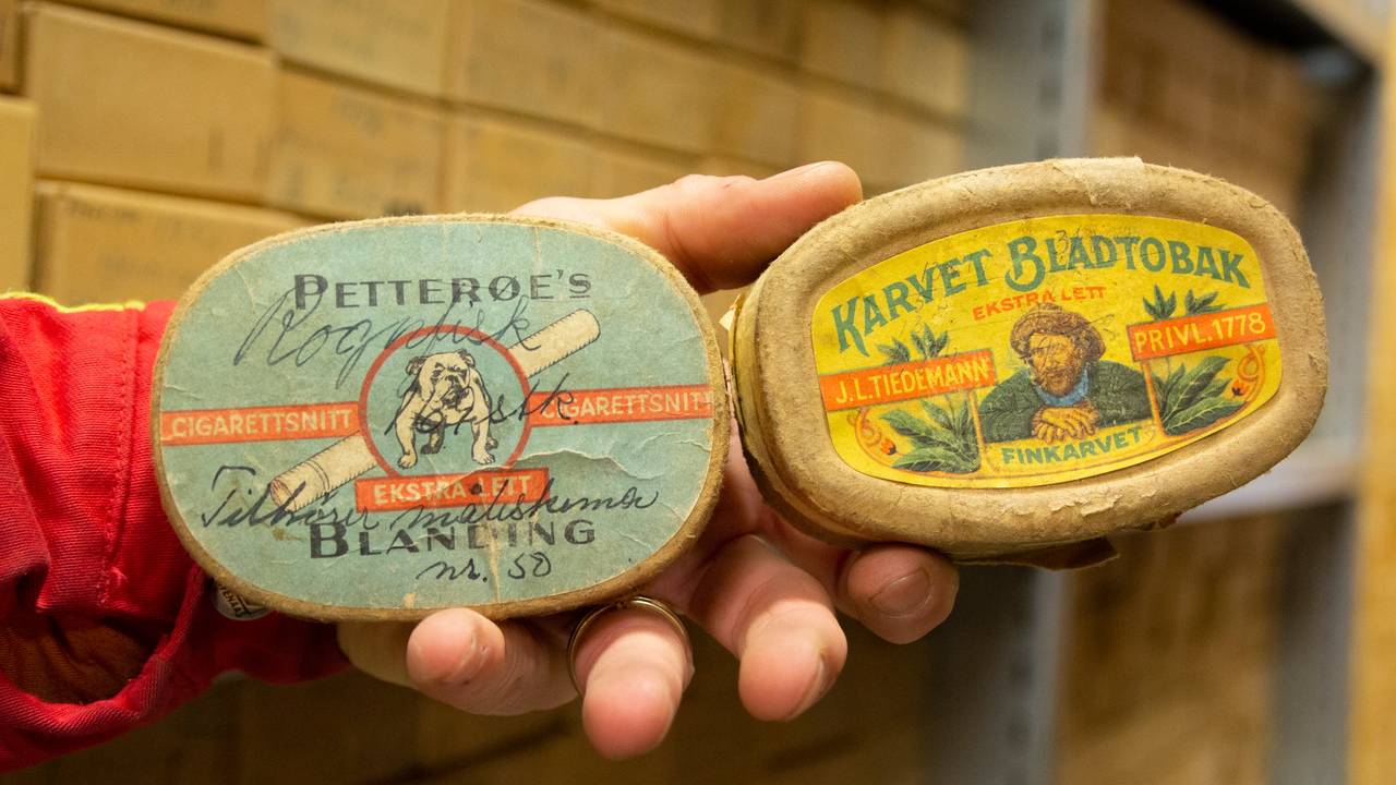 Tomme tobakksbokser ble gjerne brukt til å oppbevare øresteiner fra torsk.