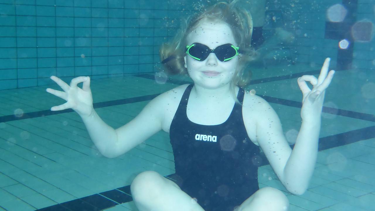 Hele Norge svømmer: Jente med svømmebriller under vann i basseng ved Fjære barneskole i Grimstad