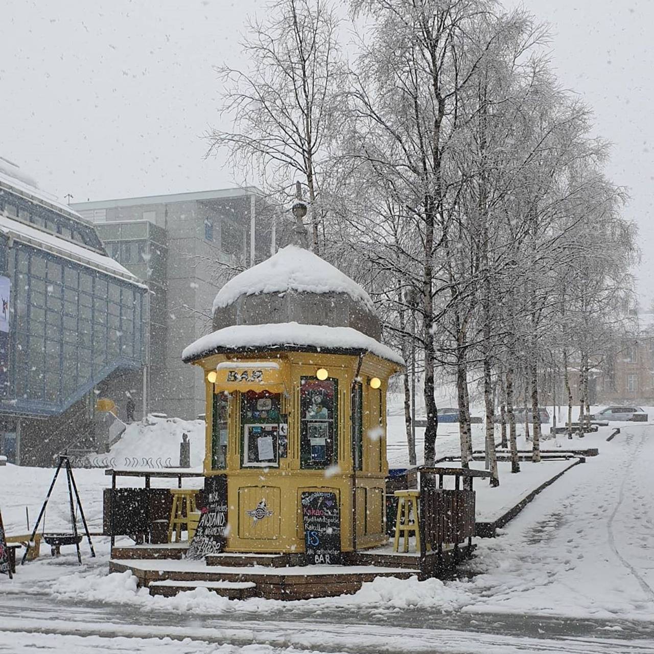 Rakettkiosken i Tromsø er dekket av snø i mai 2020