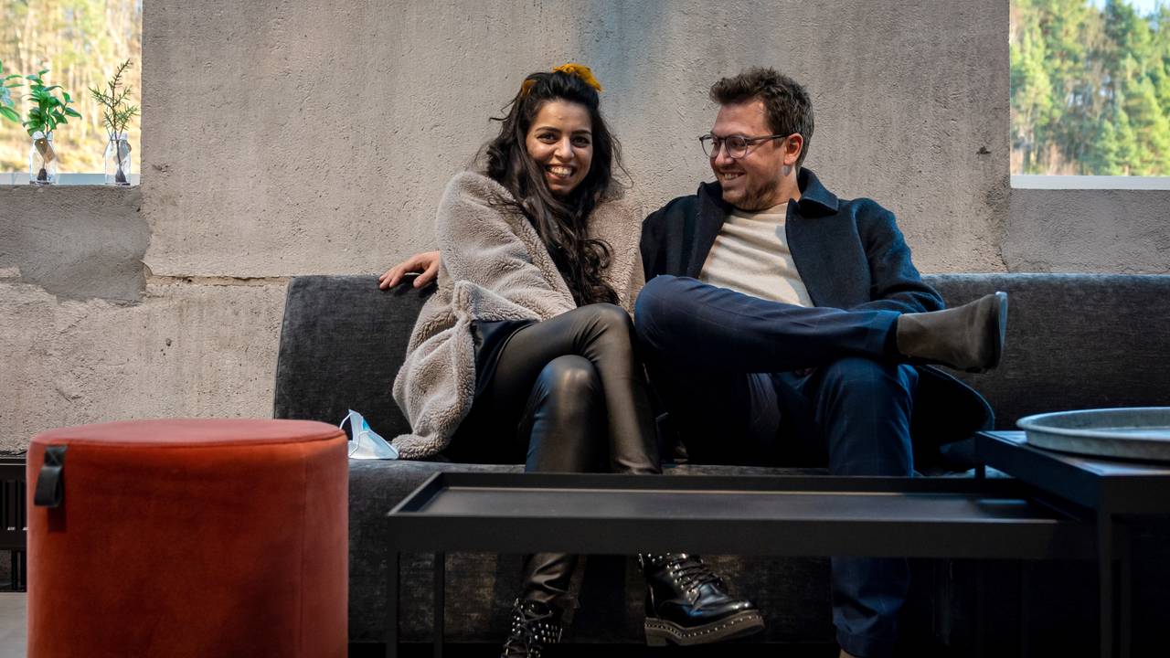 Cristina og kjæresten Frank sitter ved siden av hverandre