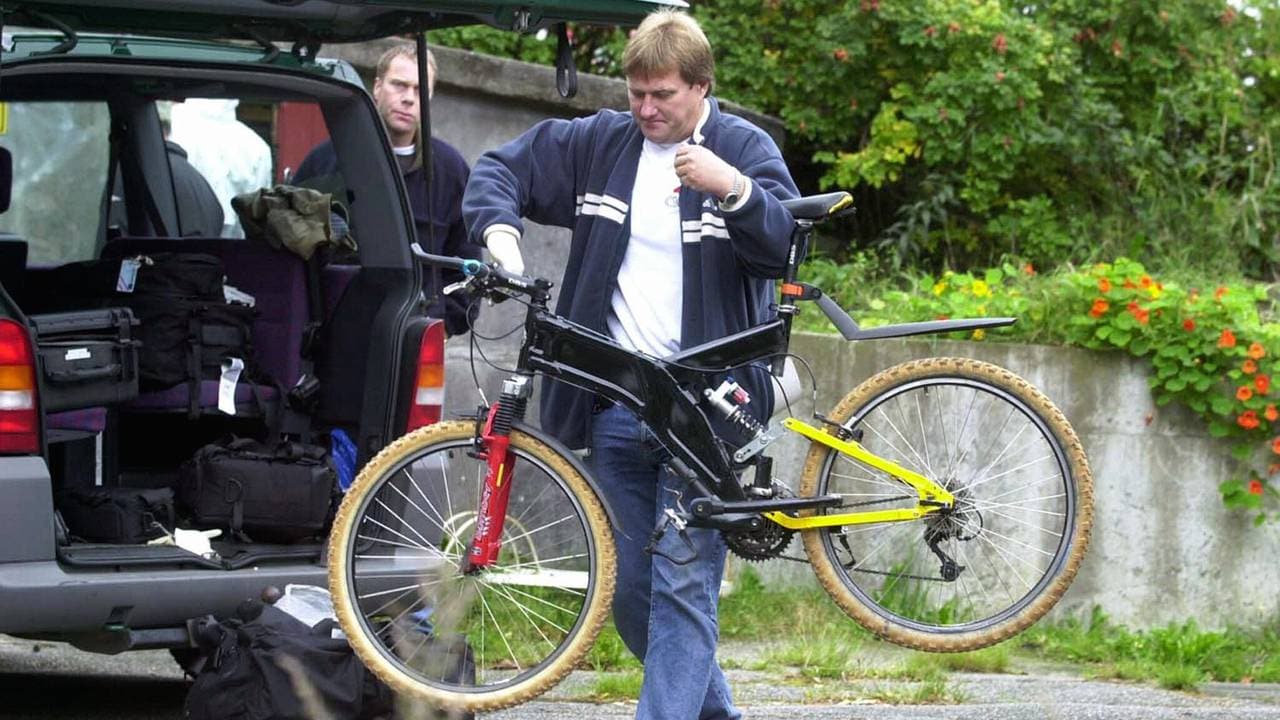 Politiet beslaglegger sykkelen til Viggo Kristiansen