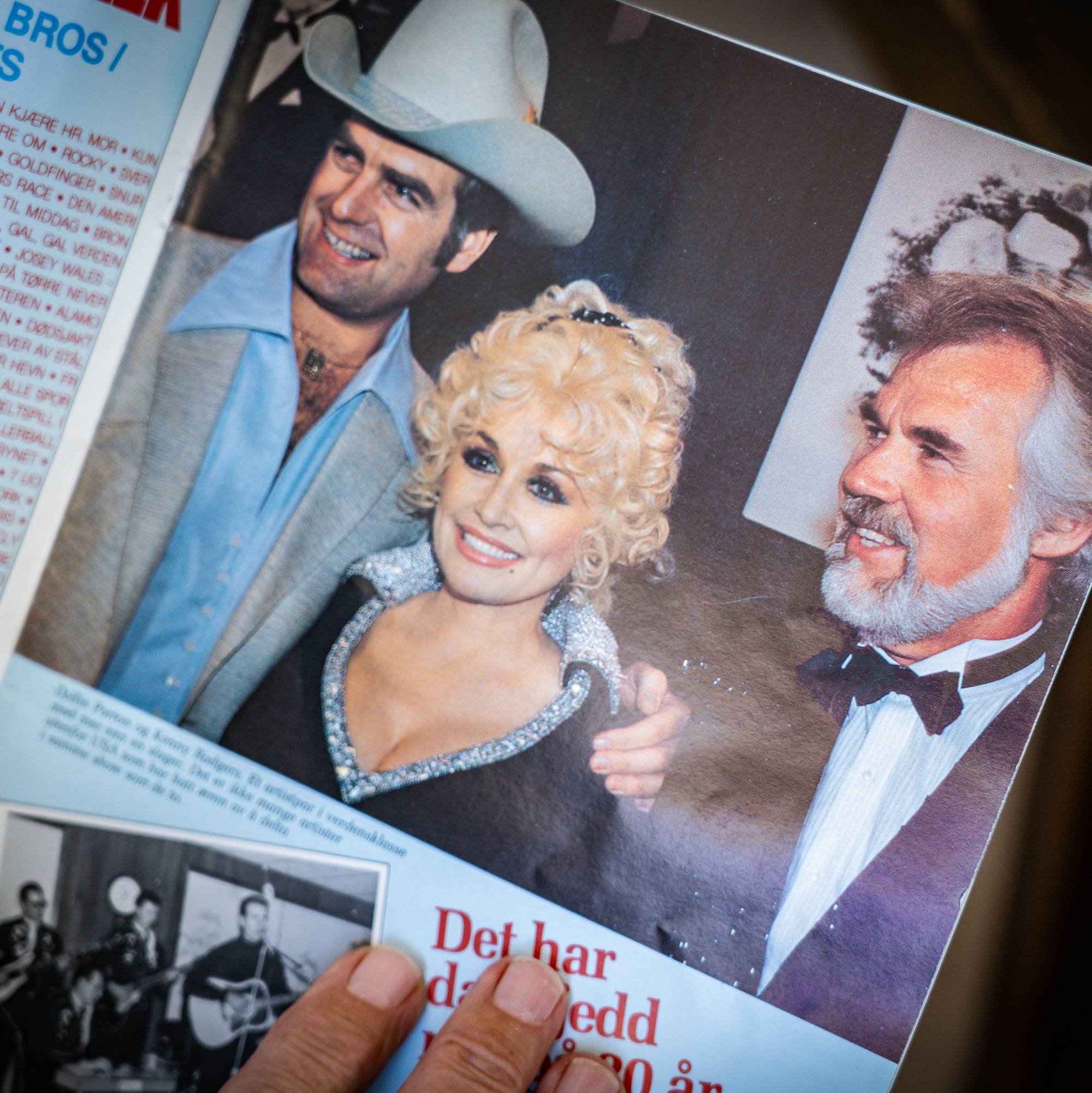 Dolly Parton og Kenny Rogers avbildet i et magasin sammen med en mann i cowboyhatt. (Bildebeskrivelsen er laget av en KI-tjeneste)