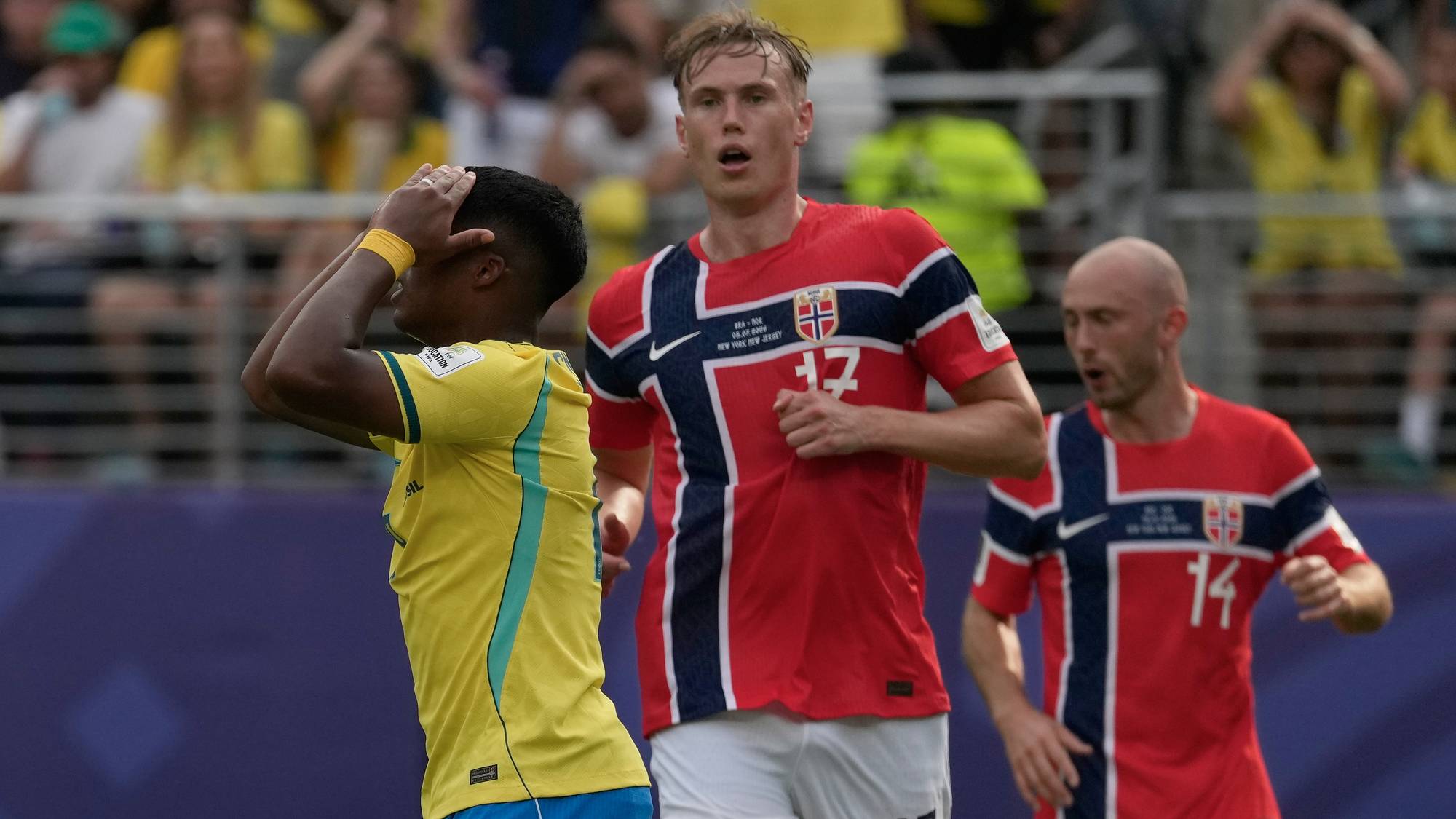 Spillere fra Norge og Brasil på banen under en fotballkamp. En brasiliansk spiller holder seg til hodet. (Bildebeskrivelsen er laget av en KI-tjeneste)