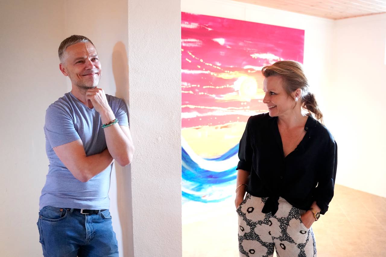 Moss 20200616. Gallerist Kenneth Steinsholt og Anja Bjørshol under presentasjon av utstilling med Ari Behns verker på Galleri Varden på Jeløya.