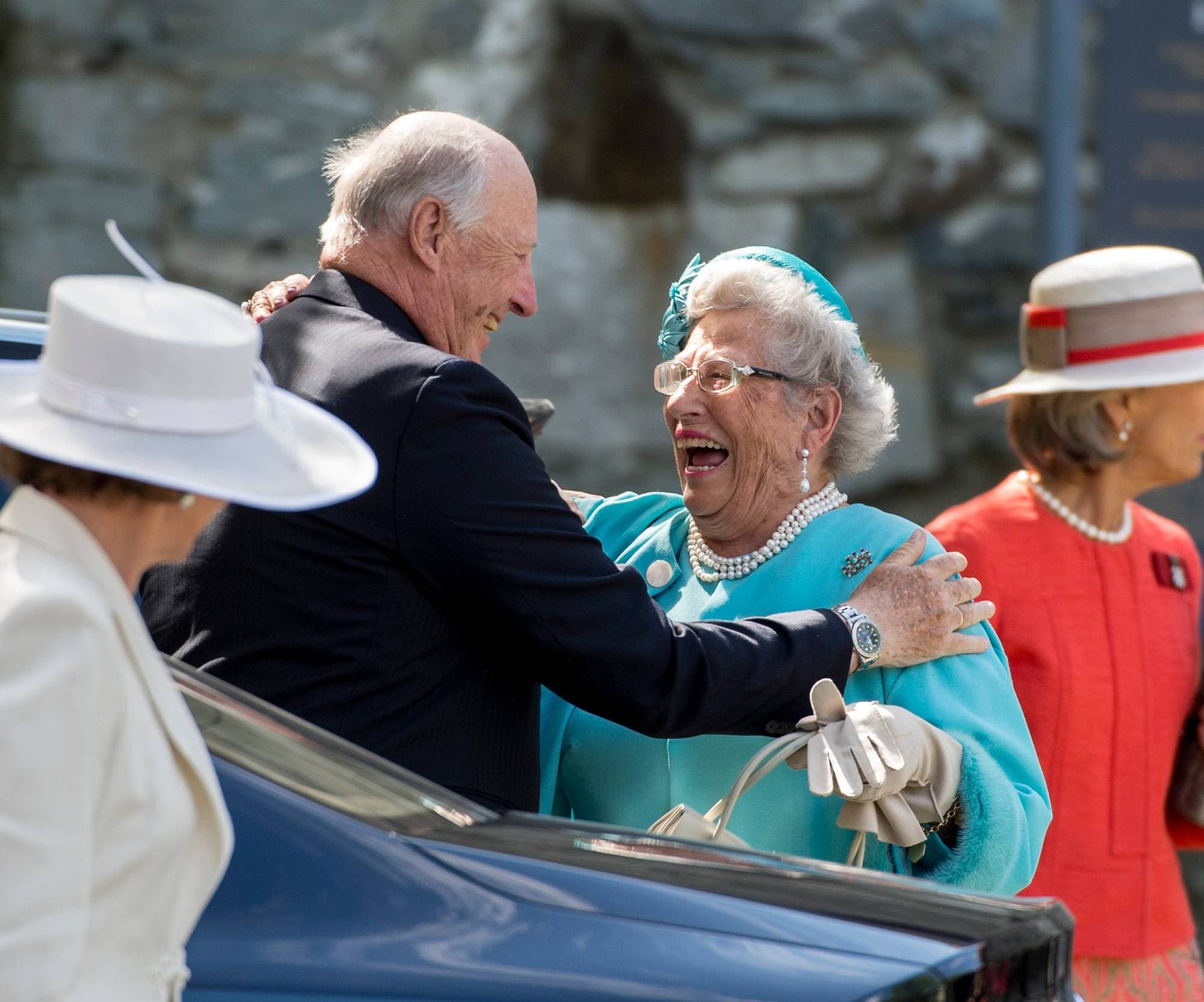 Kong Harald og prinsesse Astrid, fru Ferner utenfor Nidarosdomen
