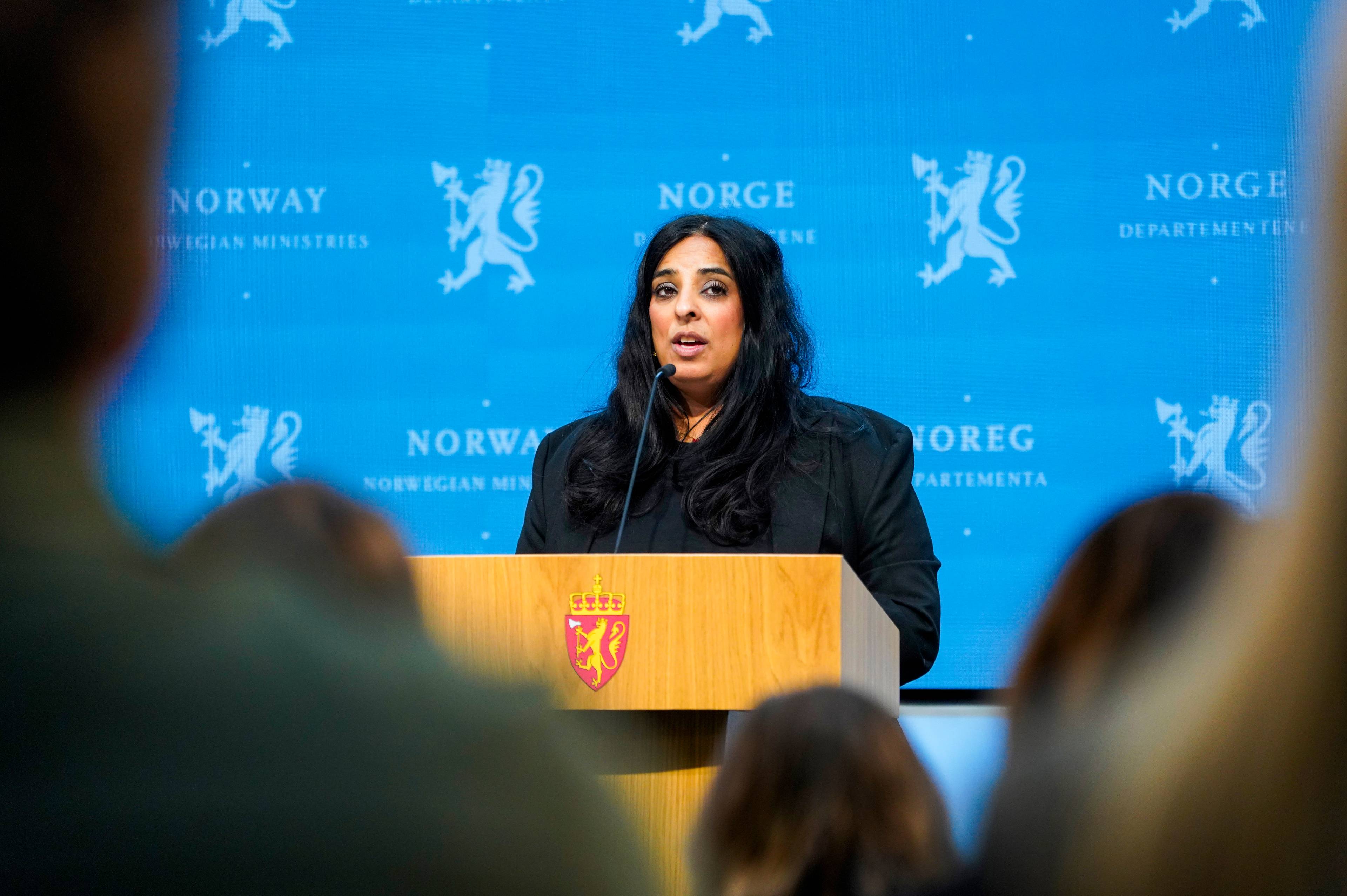 Lubna Jaffery taler på et podium