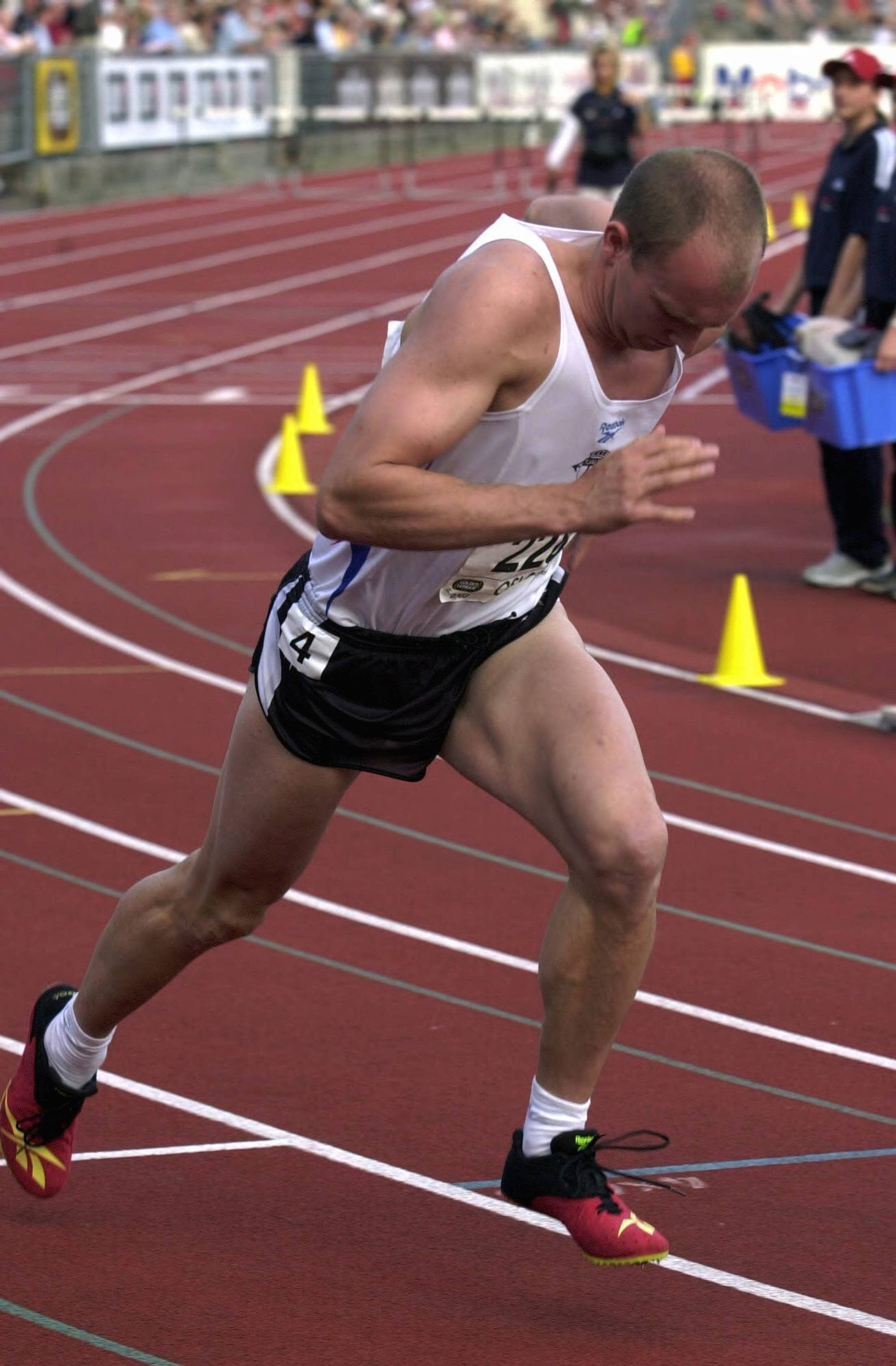 Atle McAdam i aksjon på 400 meter hekk under Bislet Games i 2003.