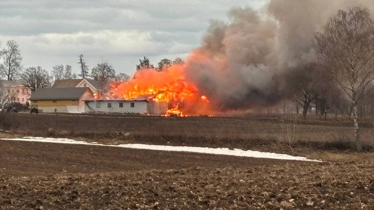 Full fyr i låve – gassflasker kan eksplodere