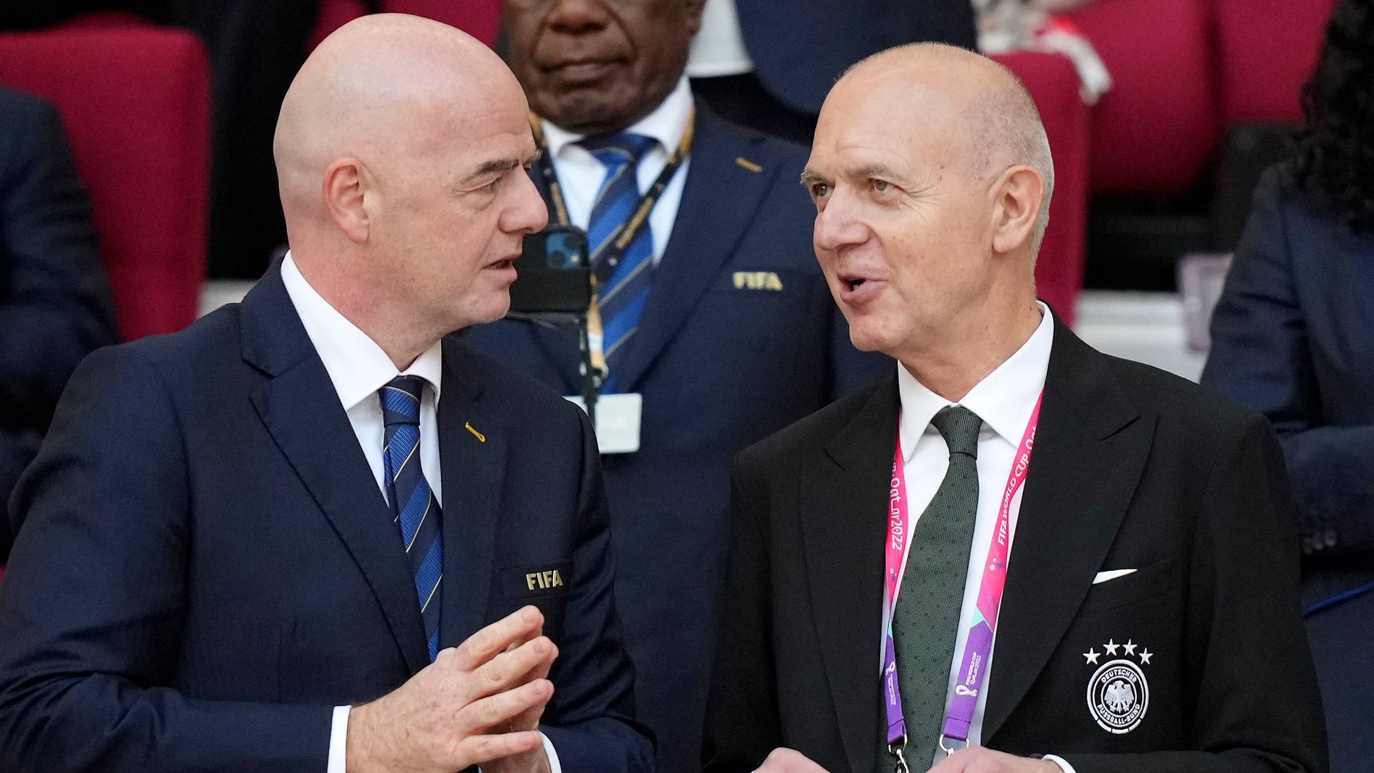 FIFA-president Gianni Infantino snakker med en representant for det tyske fotballforbundet. (Bildebeskrivelsen er laget av en KI-tjeneste)