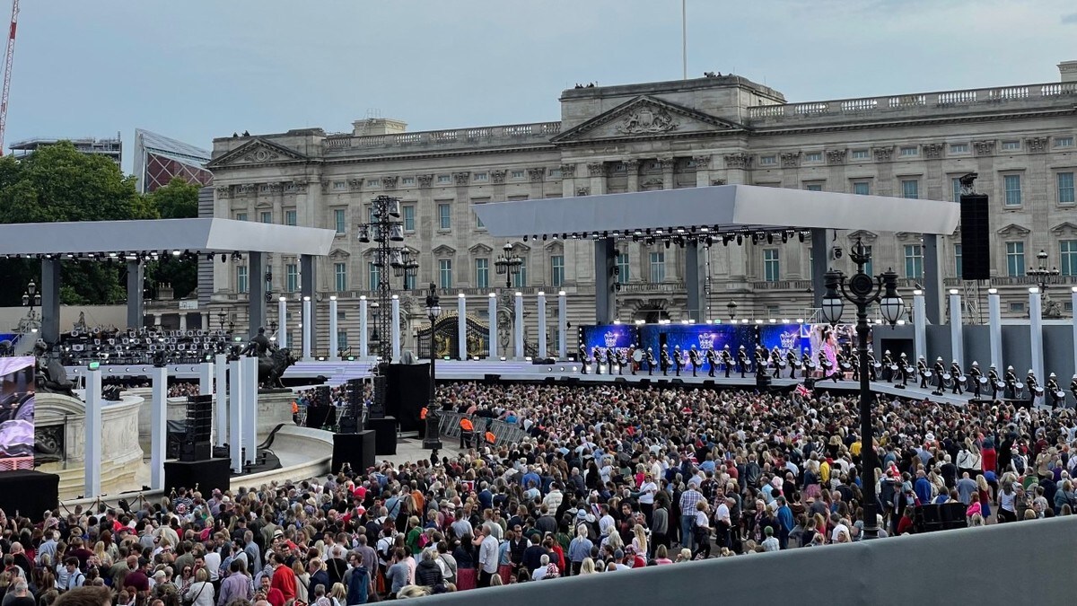 Tusener samler seg til konsert for dronningen