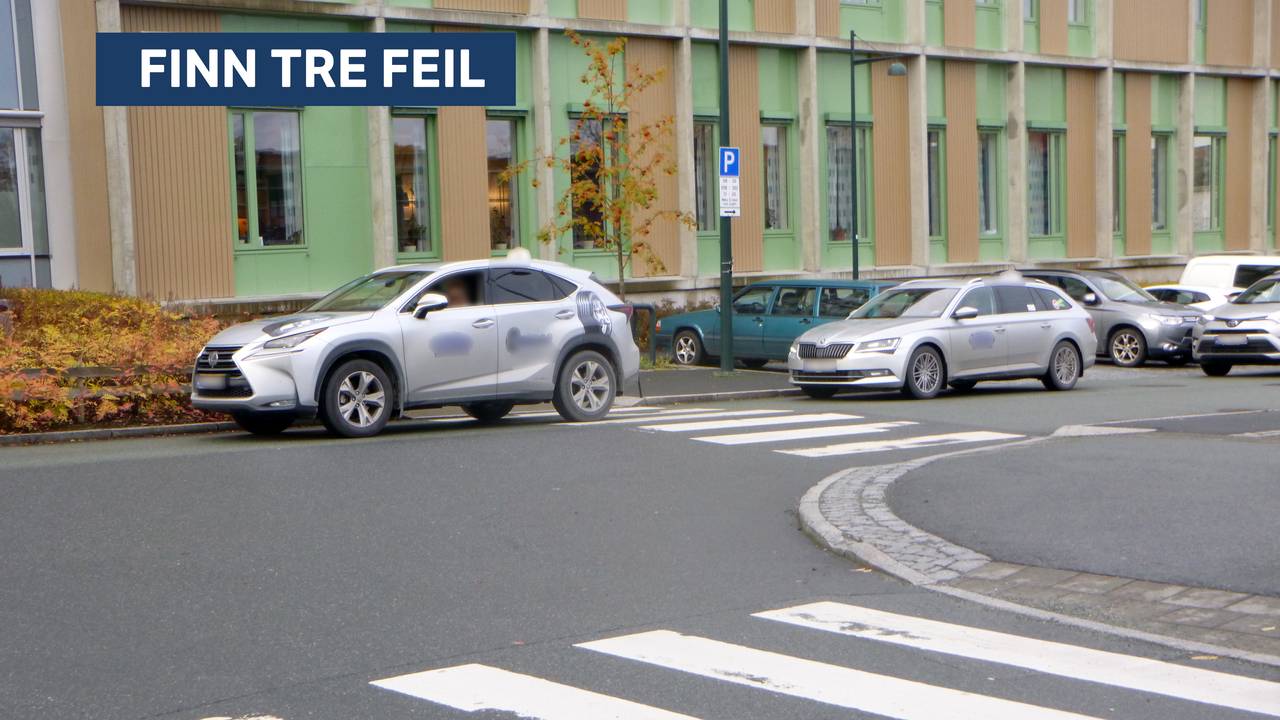Finn tre feil. En bil står parkert i bybildet.