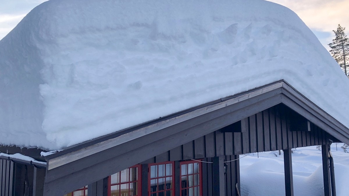 Nesten to meter snø på hyttetak: – Fikk sjokk