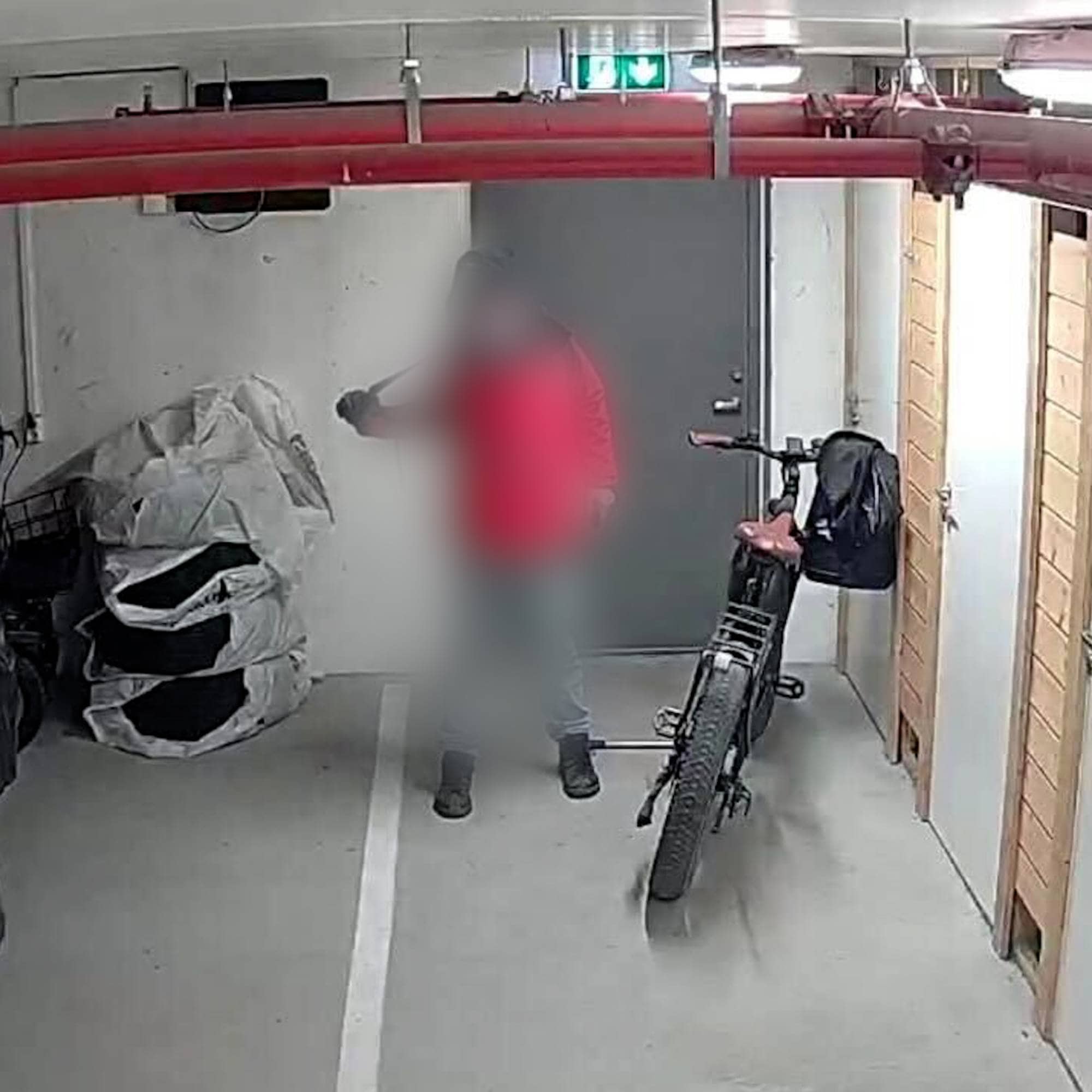 Sladdet bilde av en tyv som stjeler fra et borettslag i Skien