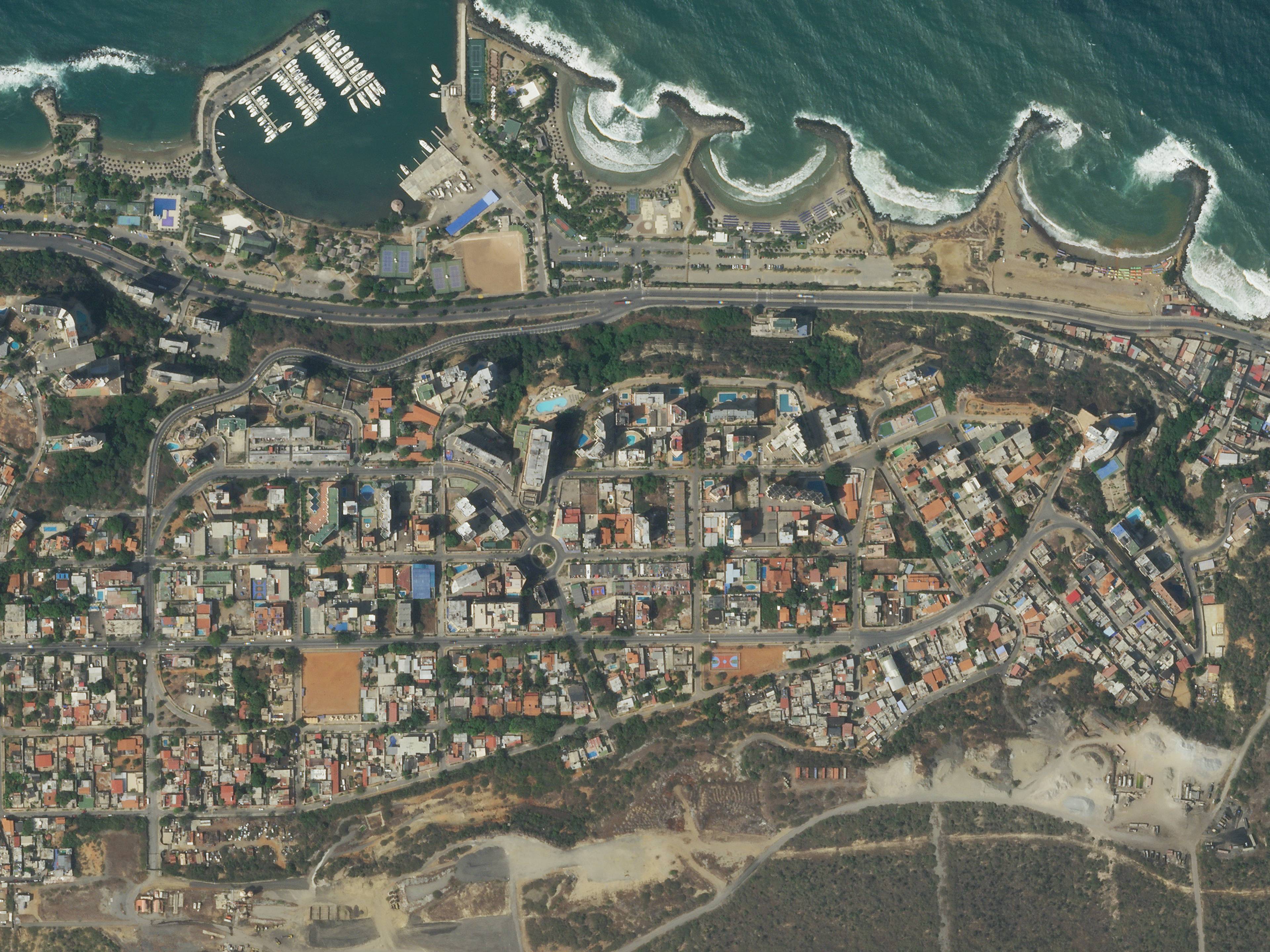 Satelittbilde av Catia La Mar i Venezuela før jordskjelvet. Det er en kystby, mange høye blokker og tett bebyggelse.