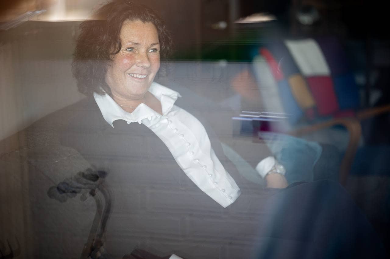 Monica fotografert gjennom vinduet fra terrassen
