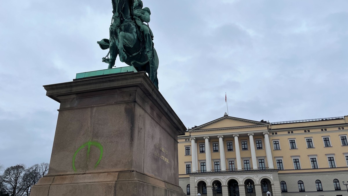 Slottet og Stortinget utsatt for hærverk