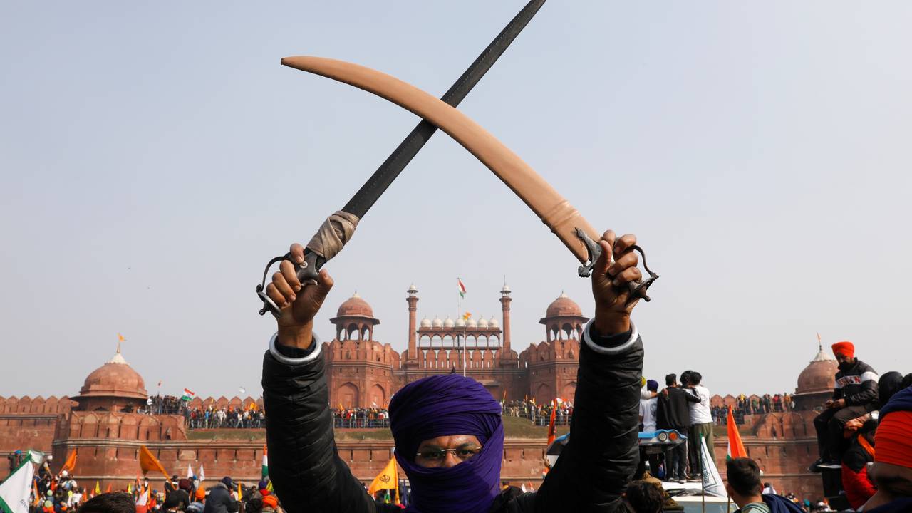 En bonde holder opp et sverd utenfor Det røde fortet i New Delhi, 26. januar.
