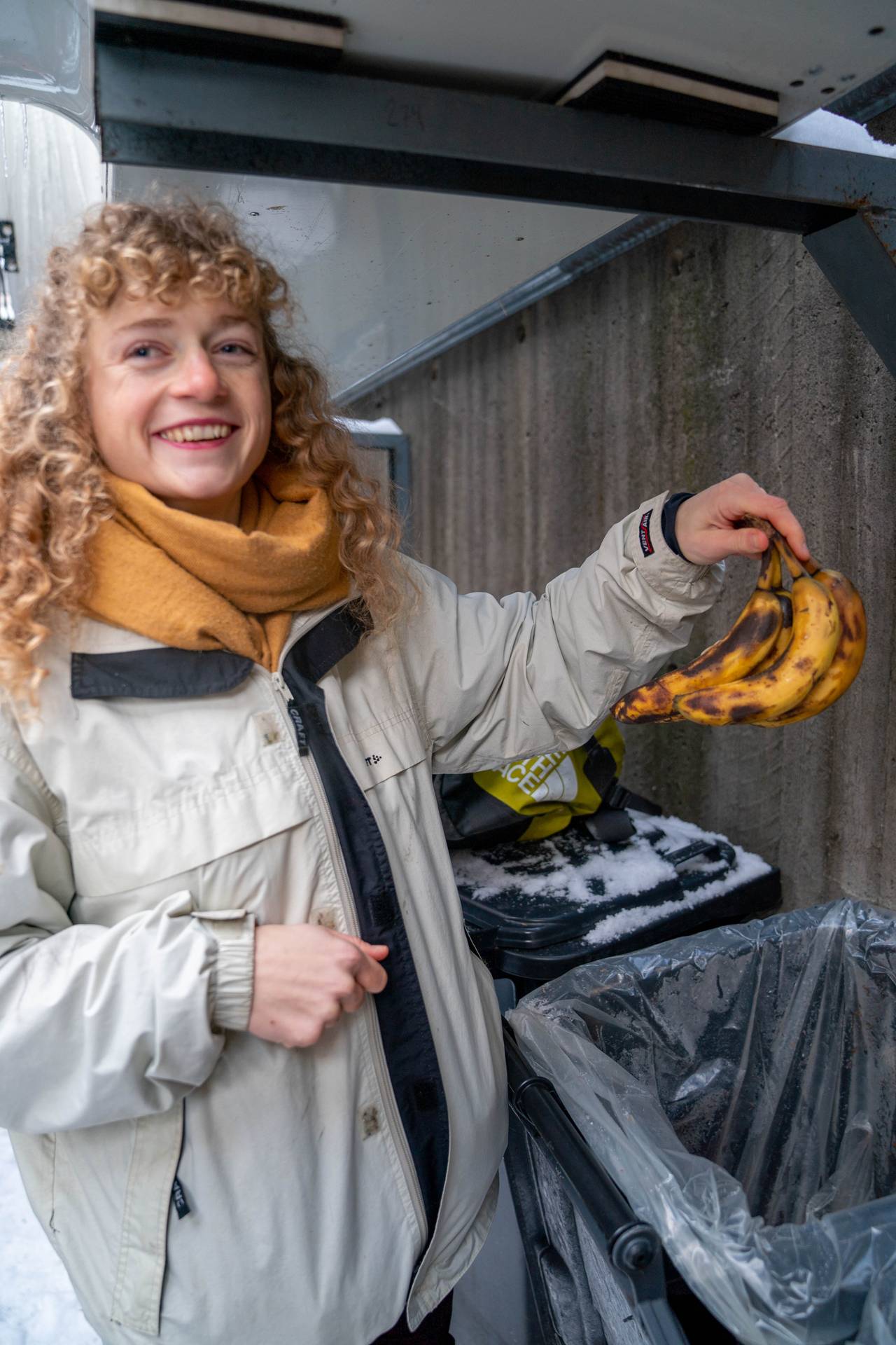 Margit Fausko finner spiselig mat i søpla utenfor dagligvarebut