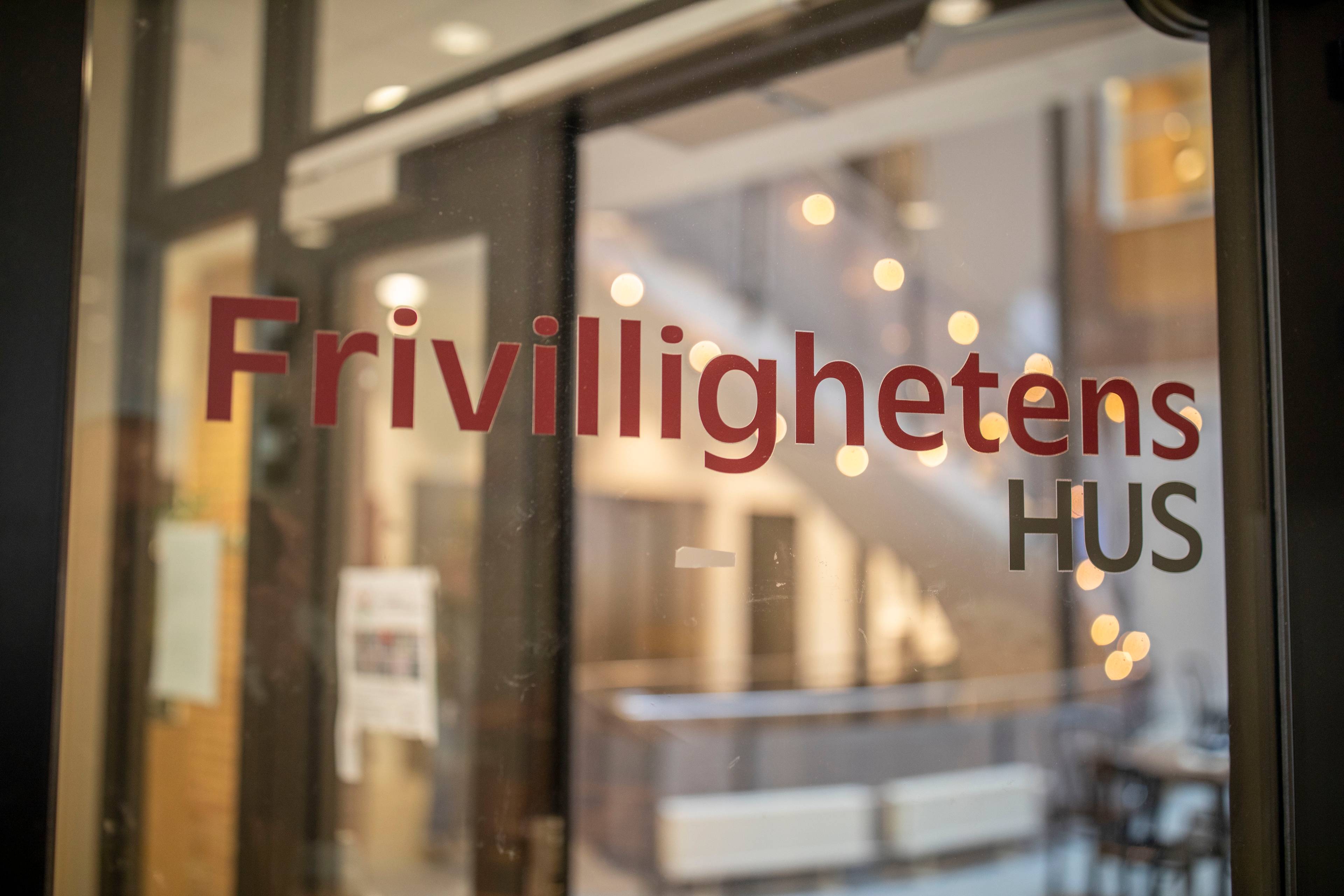 Bilde av en dør der det står Frivillighetens hus