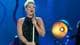 Foto: SUZANNE CORDEIRO / AFP,NTB Artist Pink opptrer med mikrofon pÃĨ en scene med blÃĨtt lys. (Bildebeskrivelsen er laget av en KI-tjeneste)