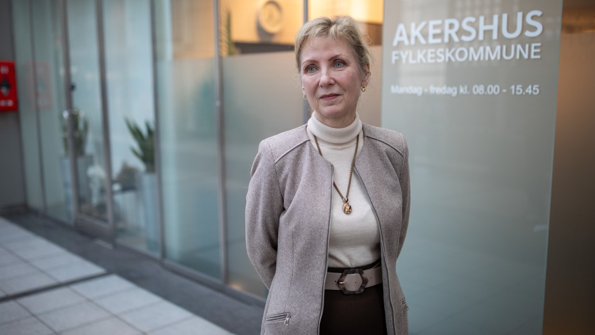 dame står foran skilt hvor det står Akershus fylkeskommune FOTO: Hallgeir Braastad/NRK dame står foran skilt hvor det står Akershus fylkeskommune FOTO: Hallgeir Braastad/NRK