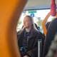 Marit Henriette Gustavsen / NRK En kvinne som sitter bakerst i bussen og ser ut av vinduet