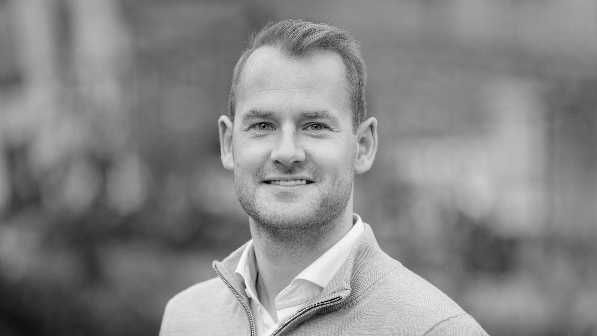 Portrett av mann som ser mot kamera.