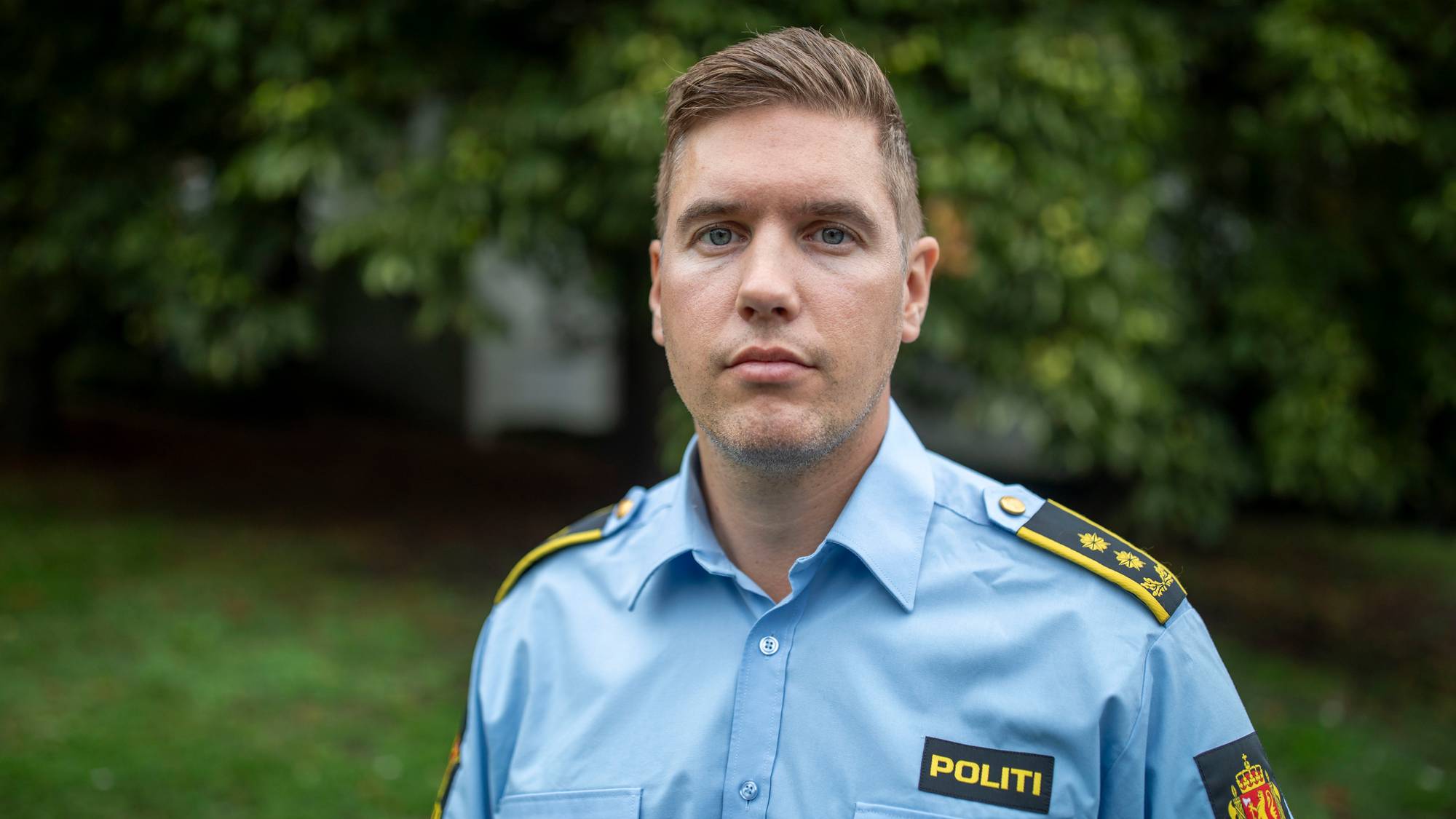 en mann i politi skjorte