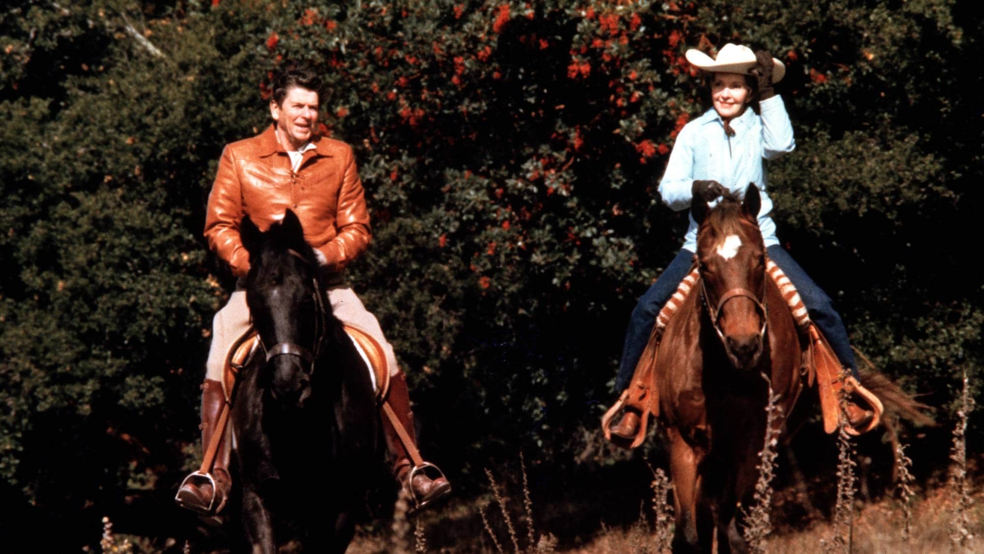 Ronald Reagan og kona Nancy på presidentens ranch i California. 