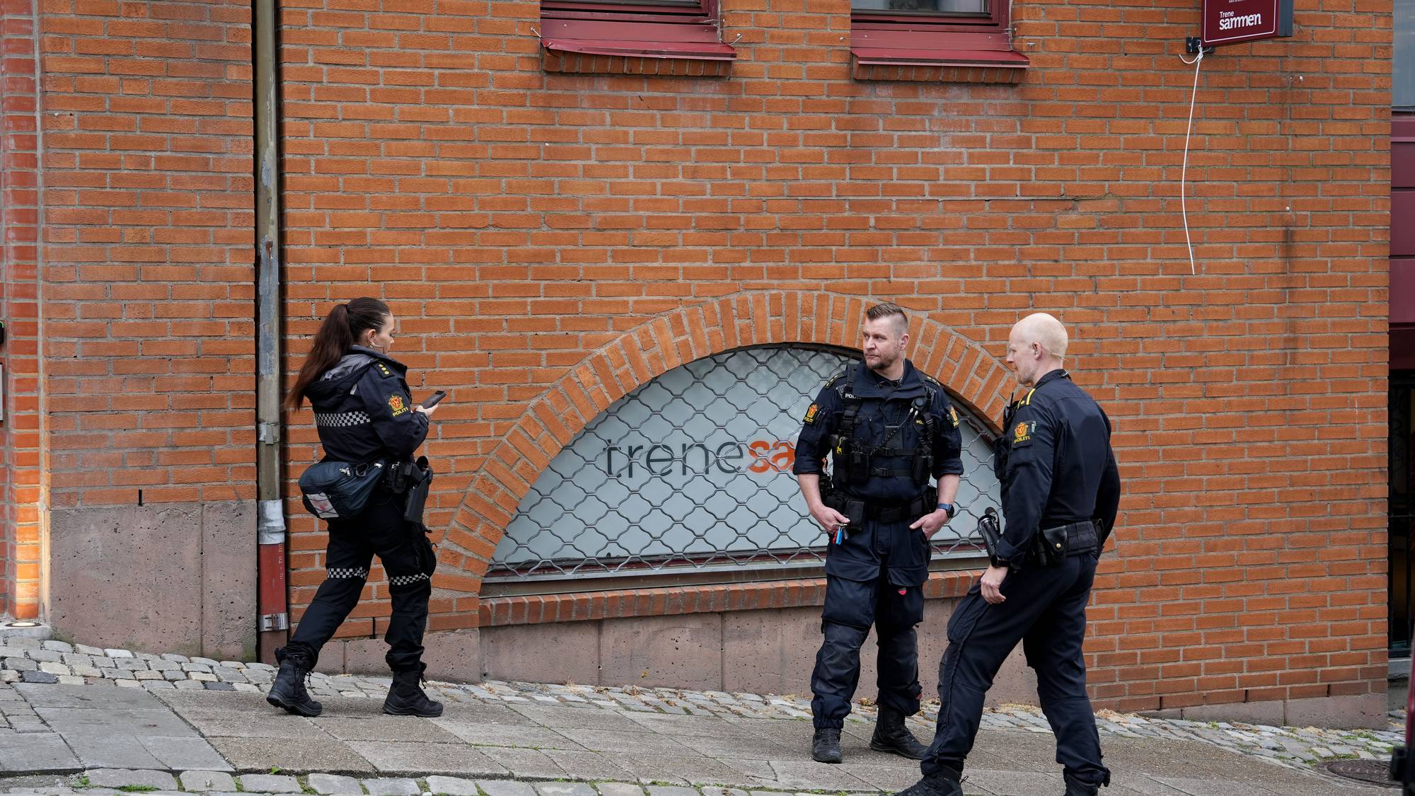 Ein mann i 40-åra fall tre etasjar i ei heissjakt i Christies gate i Bergen sentrum fredag morgon. Politiet reknar hendinga som ei arbeidsulykke.