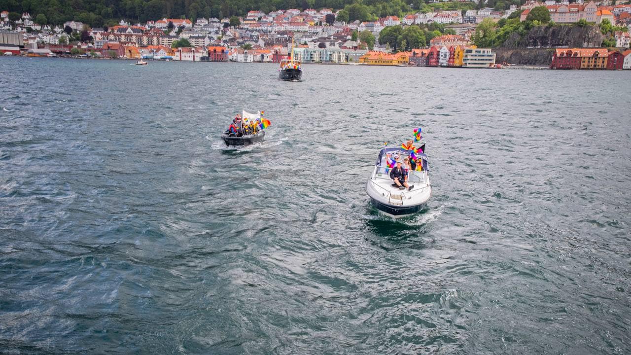 Båter under båtparaden på Bergen Pride