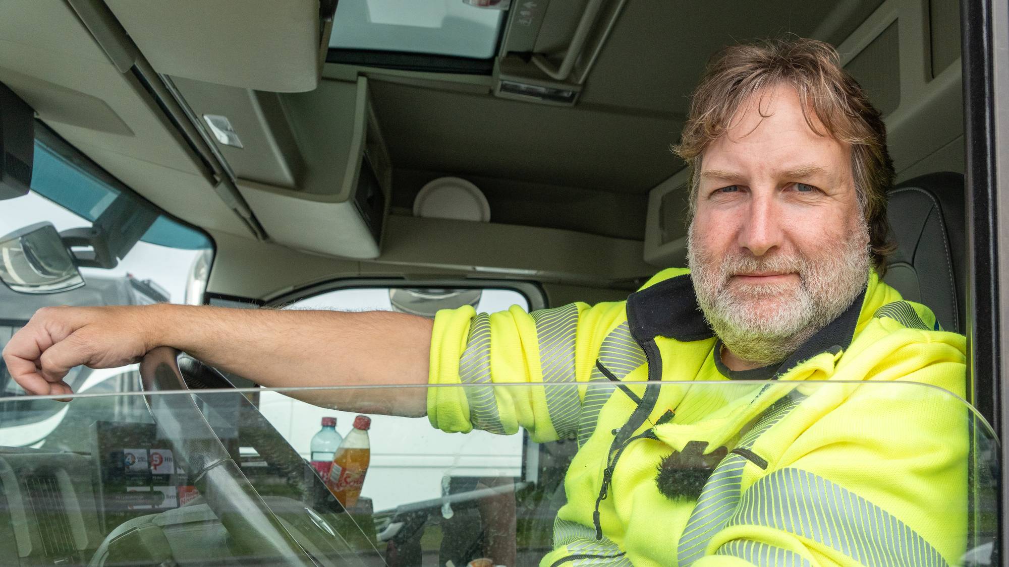 En mann i gul vest (Bildebeskrivelsen er laget av en KI-tjeneste)
