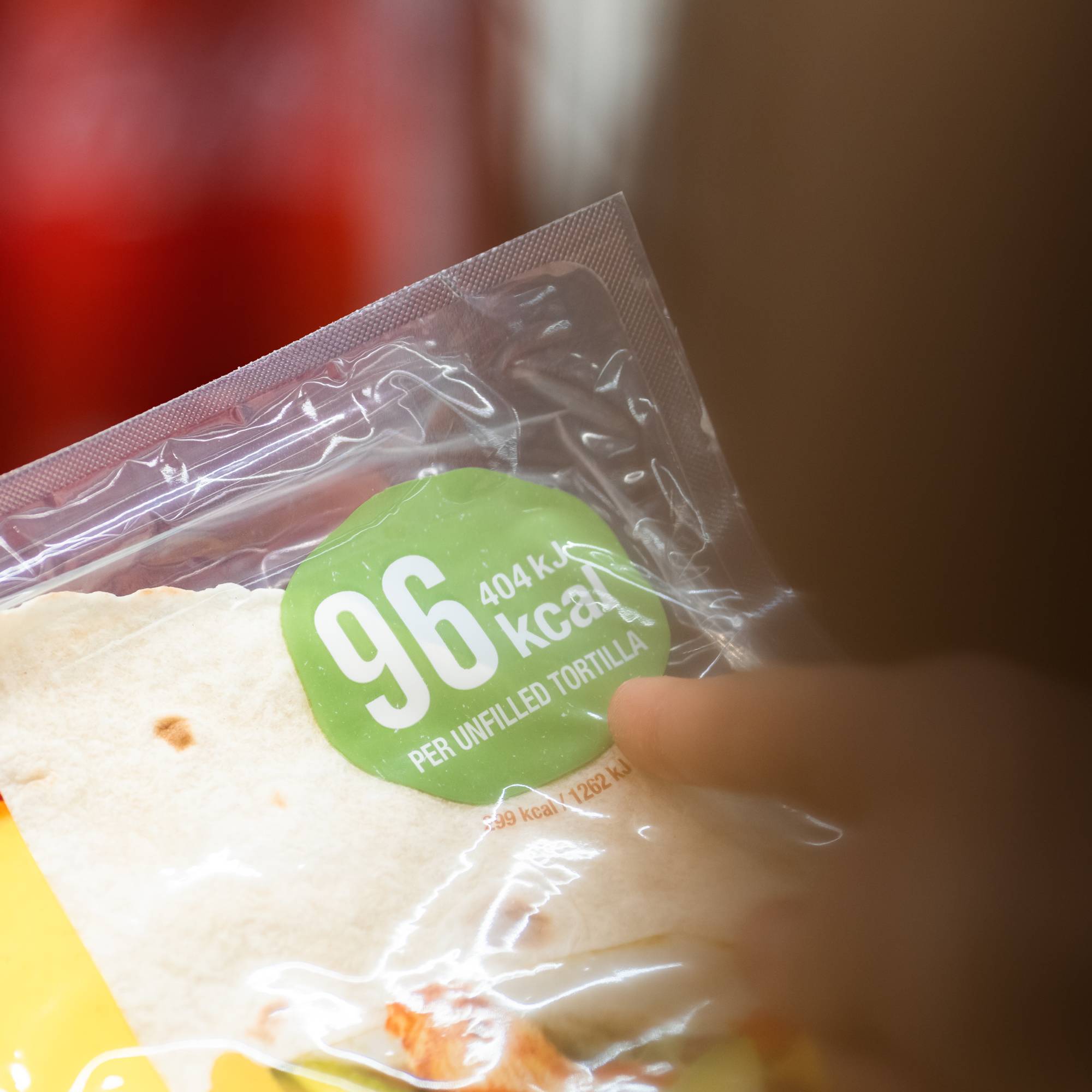 Et nærbilde av en pakke med tortillalefser. På den står det tydelig markert: «96 kcal per unfilled tortilla».