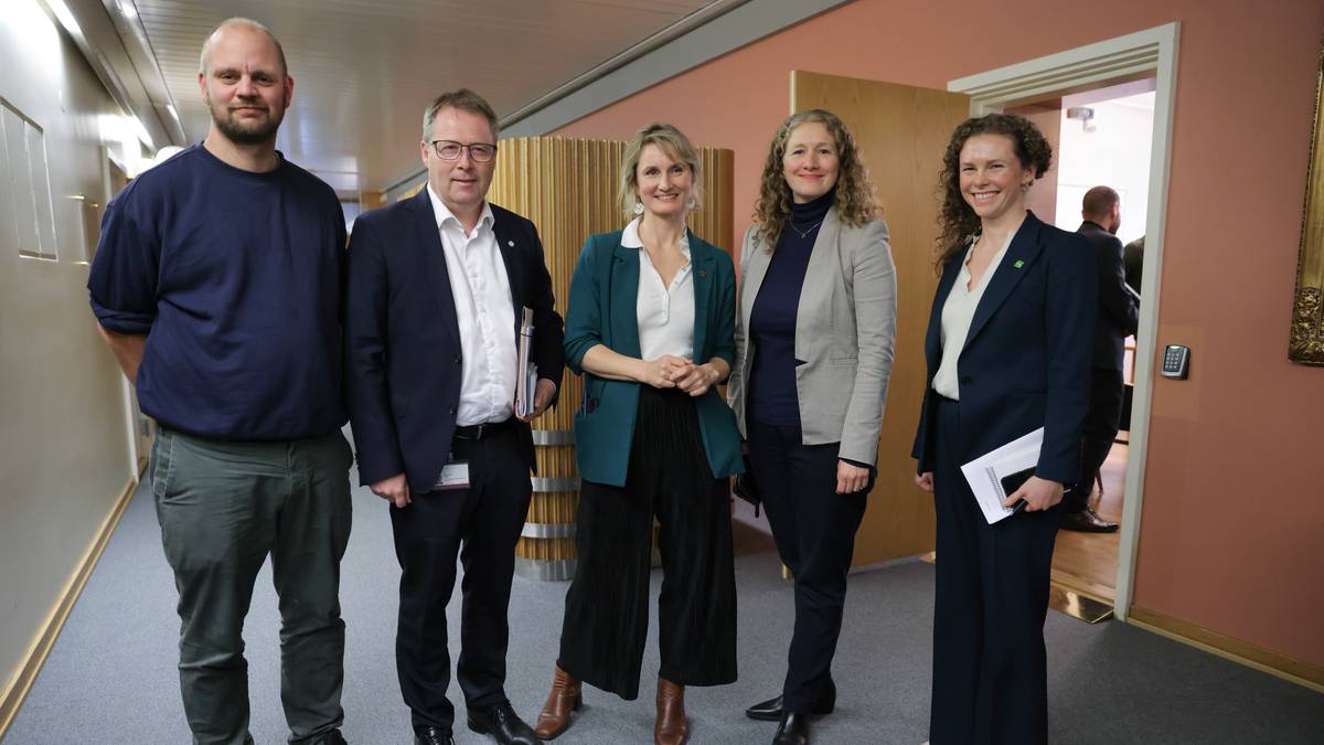 Kilder til NRK: Fastholder budsjettfrist søndag